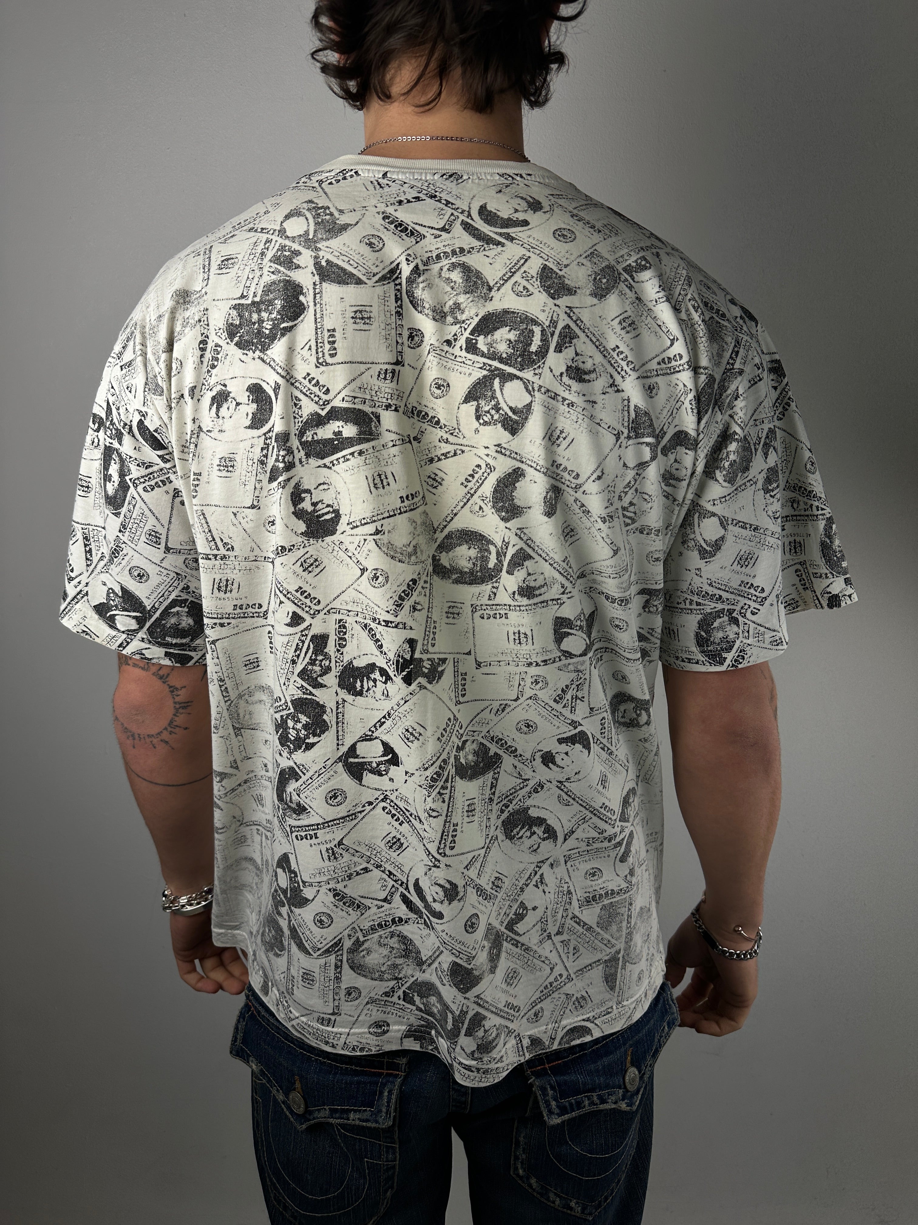 Vintage Sean John Money Printed T-Shirt mit schwarzem details für Herren. Y2K Second Hand 2000s Fashion 