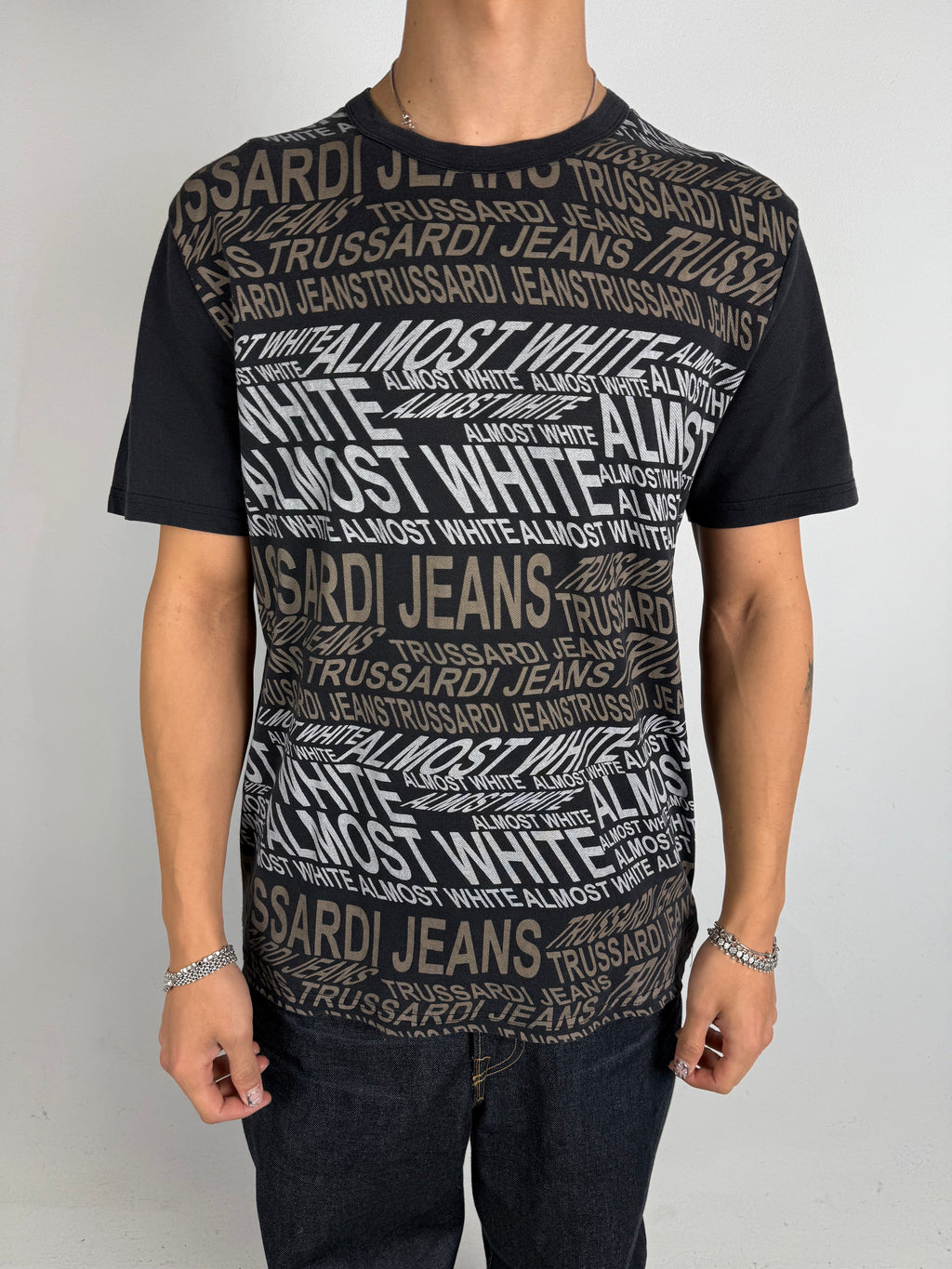 Tragebild von Printed Trussardi Tshirt vor grauer Wand 