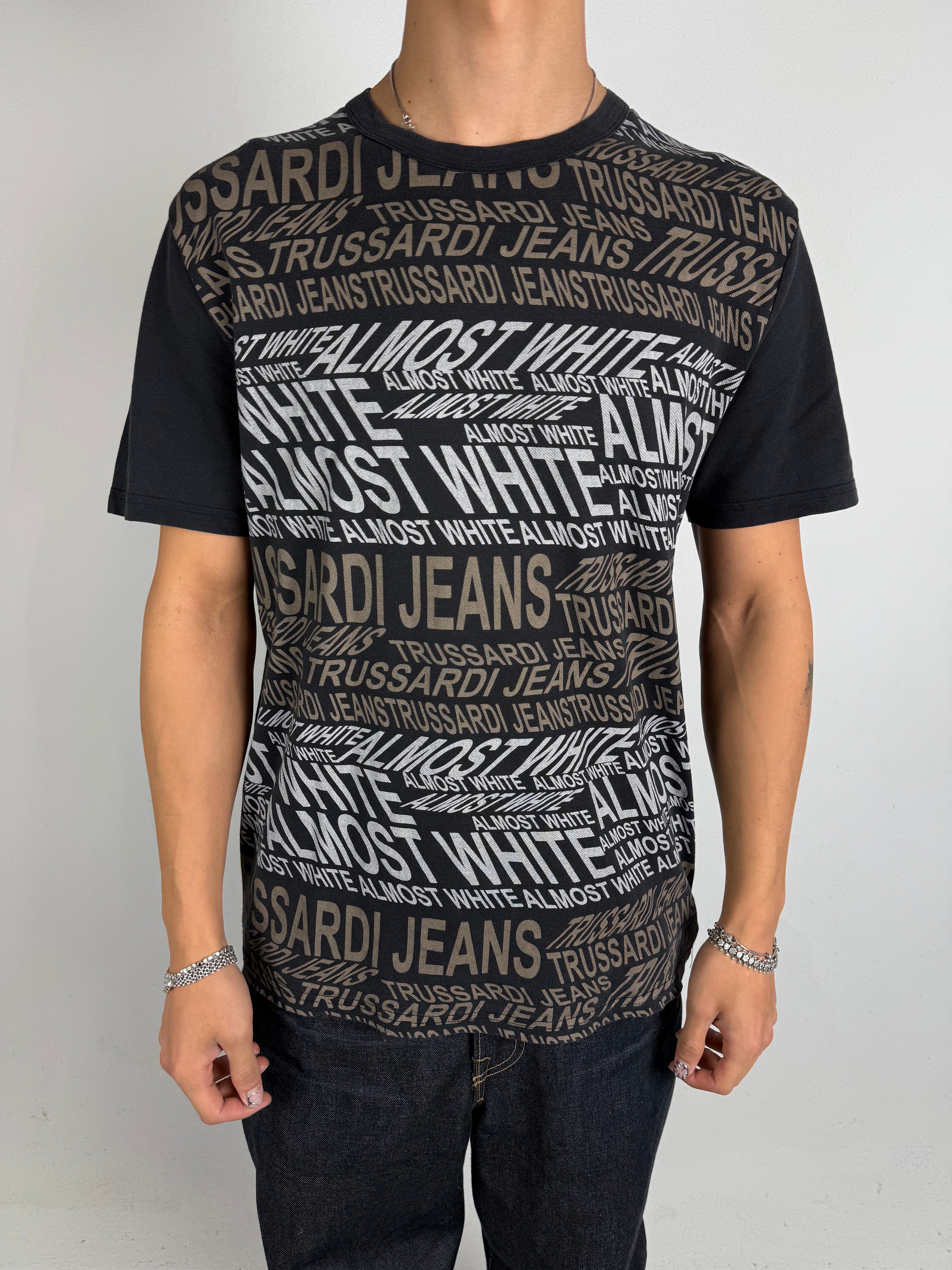 Tragebild von Printed Trussardi Tshirt vor grauer Wand 