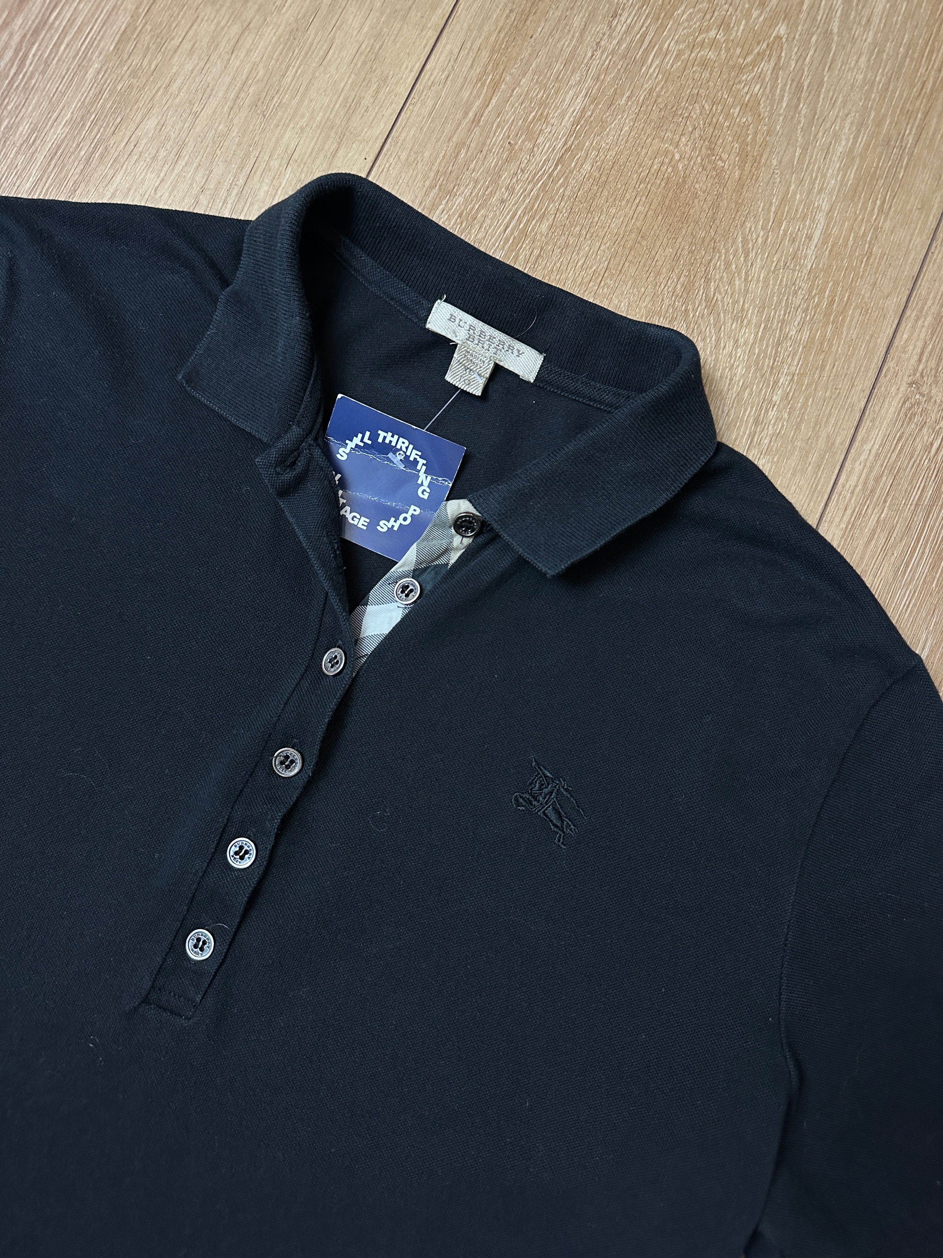 Ein schwarzes Polo von Burberry mit Knöpfen 