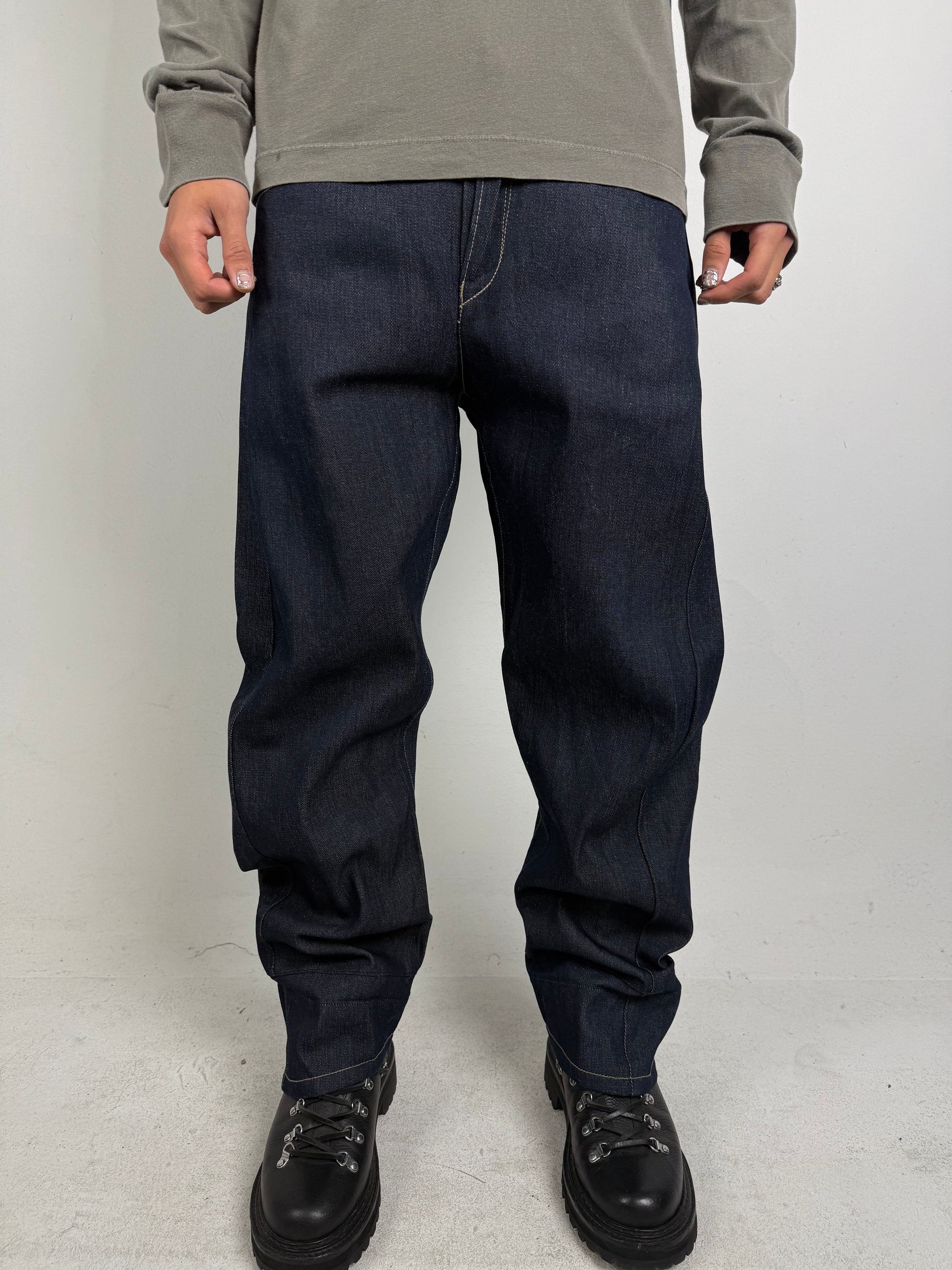 Eine dunkelblaue baggy Levi’s engineered denim jeans 