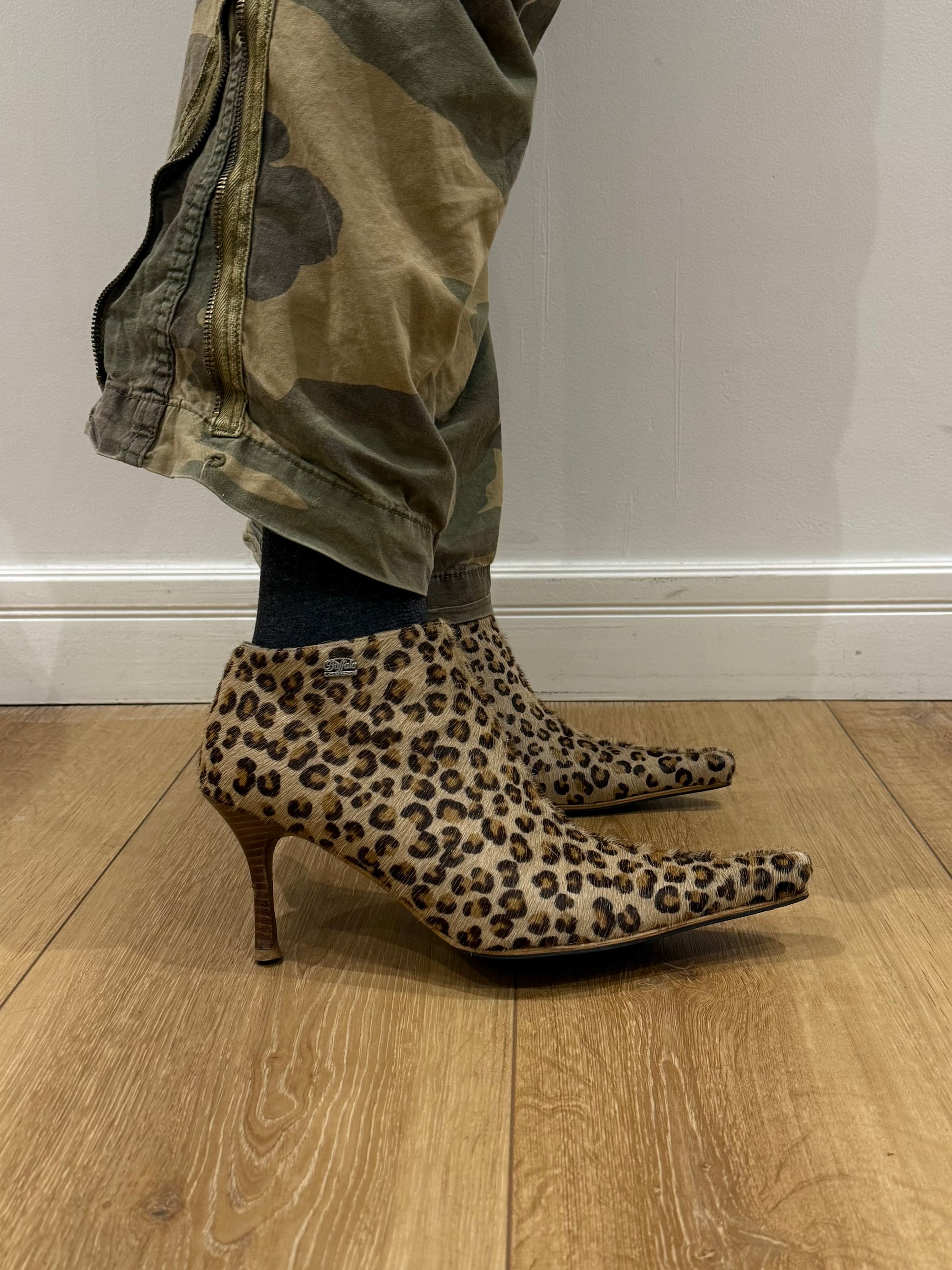 Tragebild von Vintage Buffalo Faux Fur Leopard Heels von der Seite