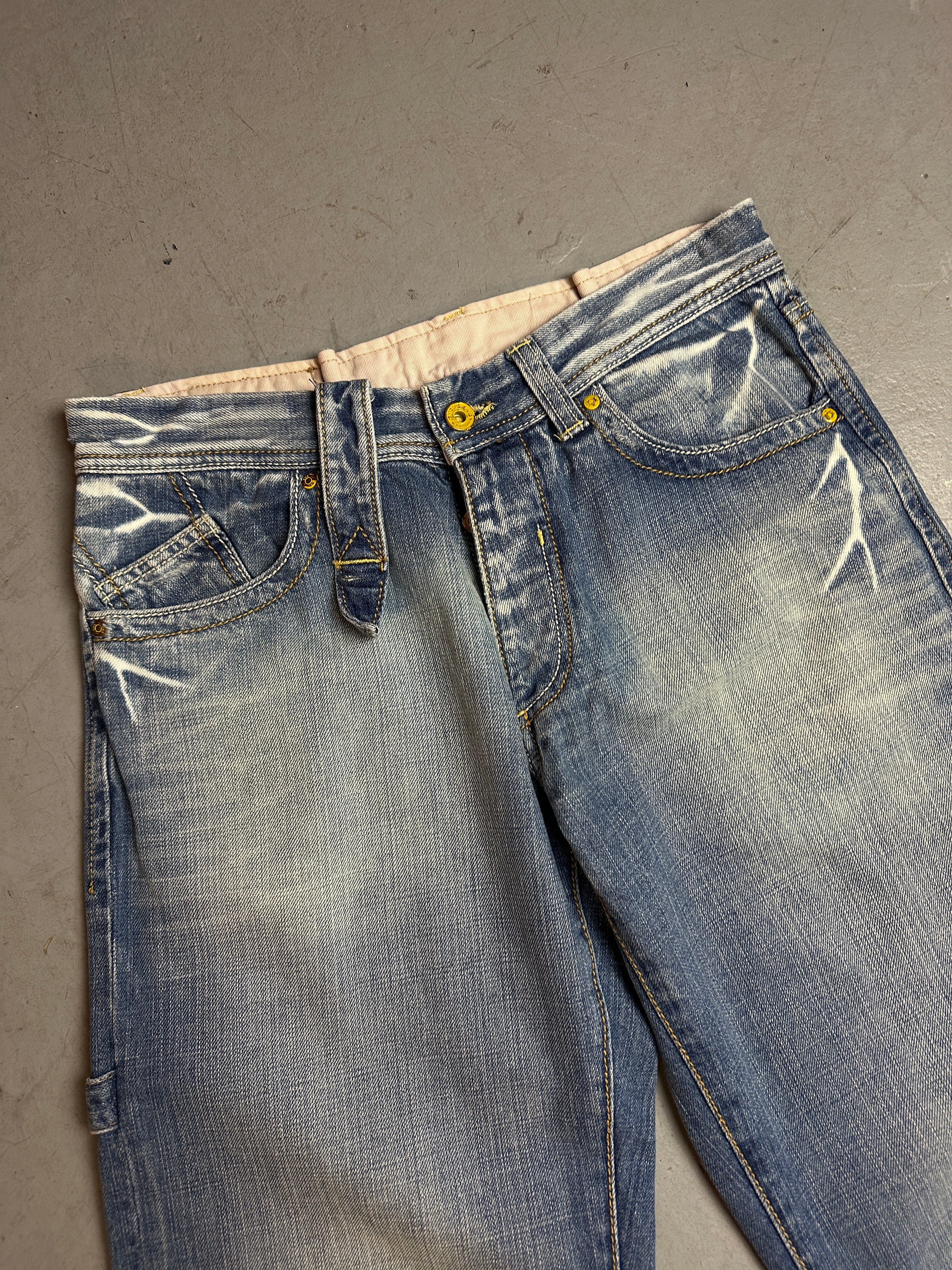 Detailbild von einer Vintage Washed Denim with Yellow Details von vorne