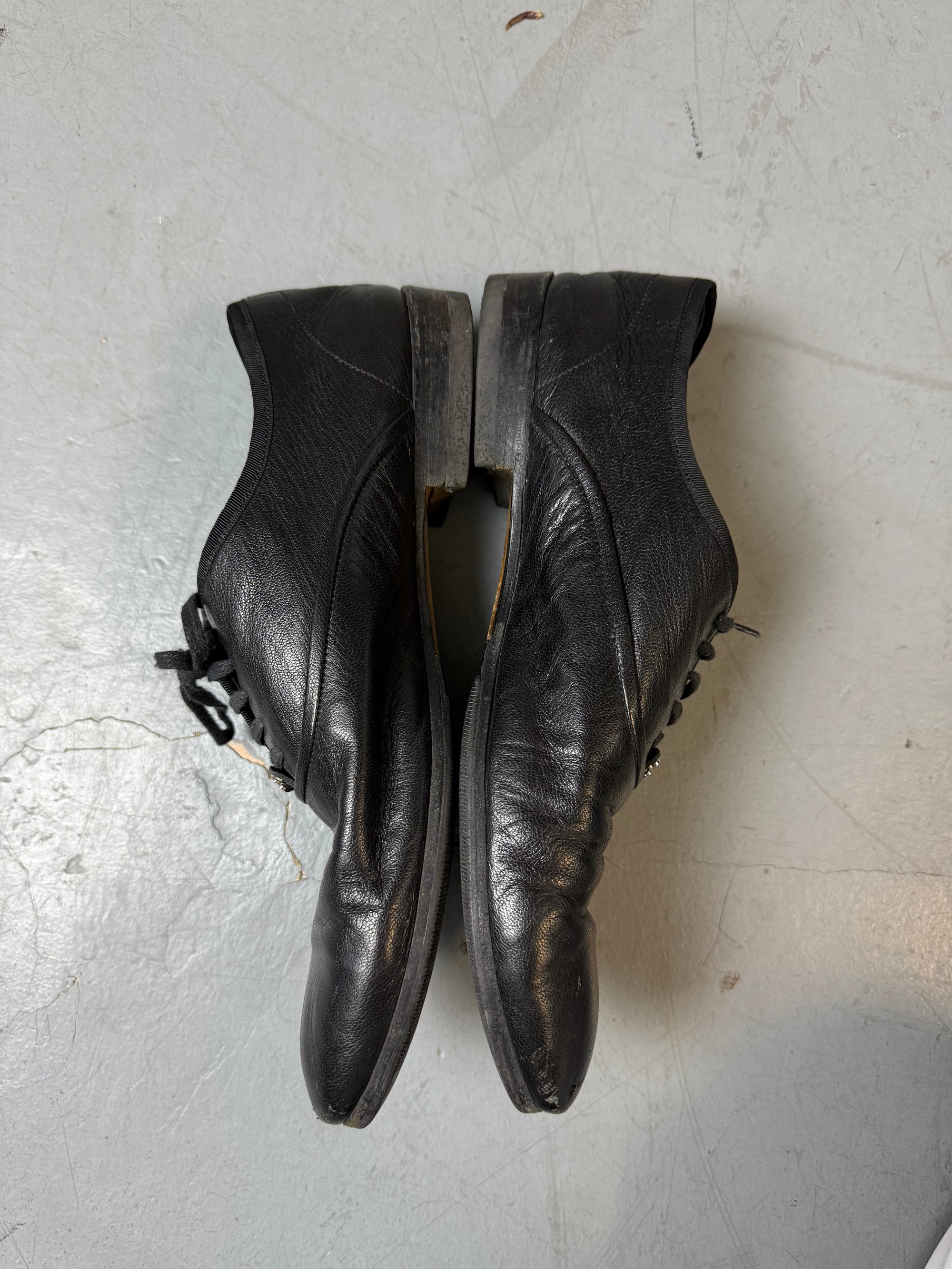 Schwarze gucci Oxford Schuhe mit leichtem Absatz und gucci Logo auf den Schnürsenkeln 