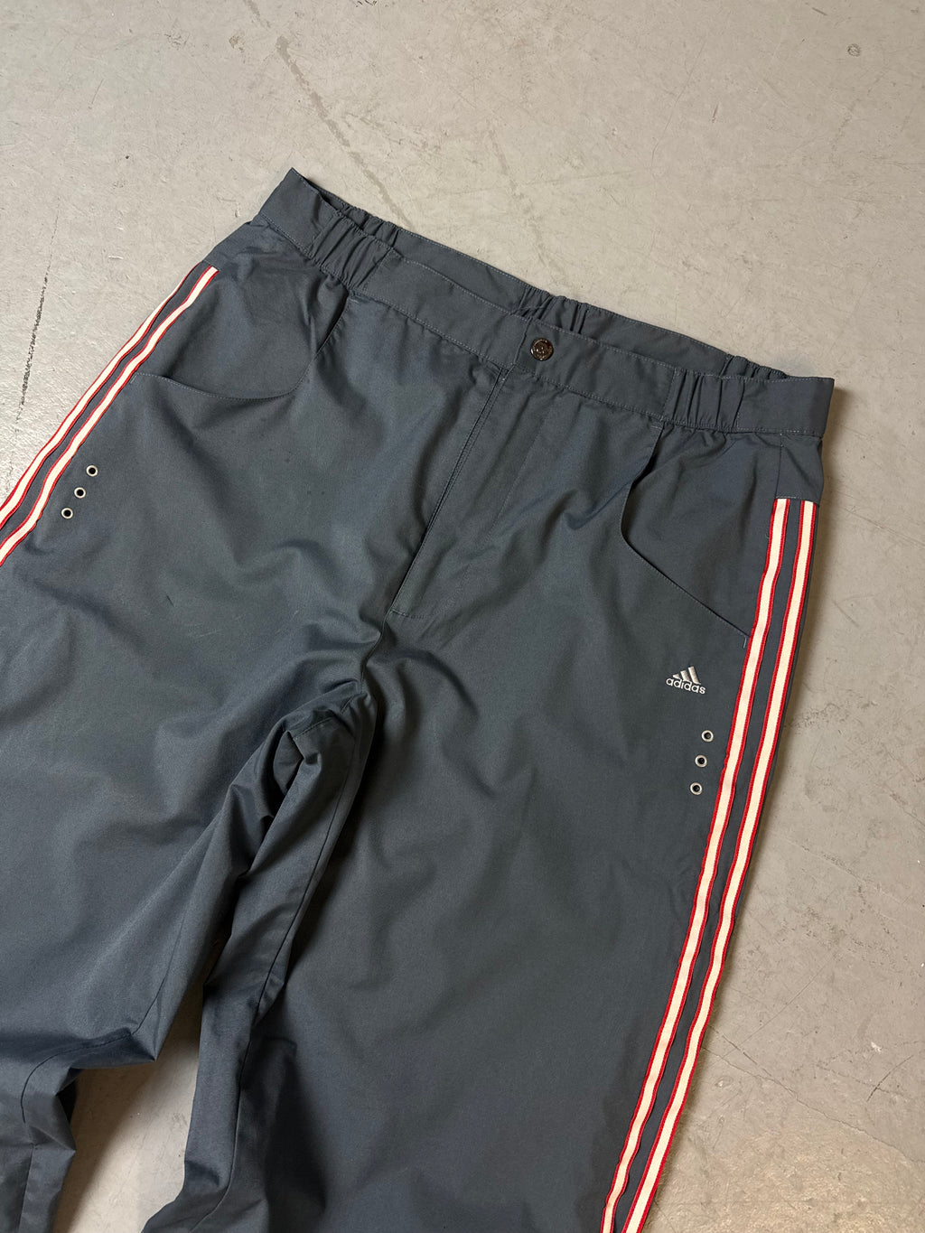 Eine graue Adidas Trackpants vintage Y2K Sporthose Jogginghose 