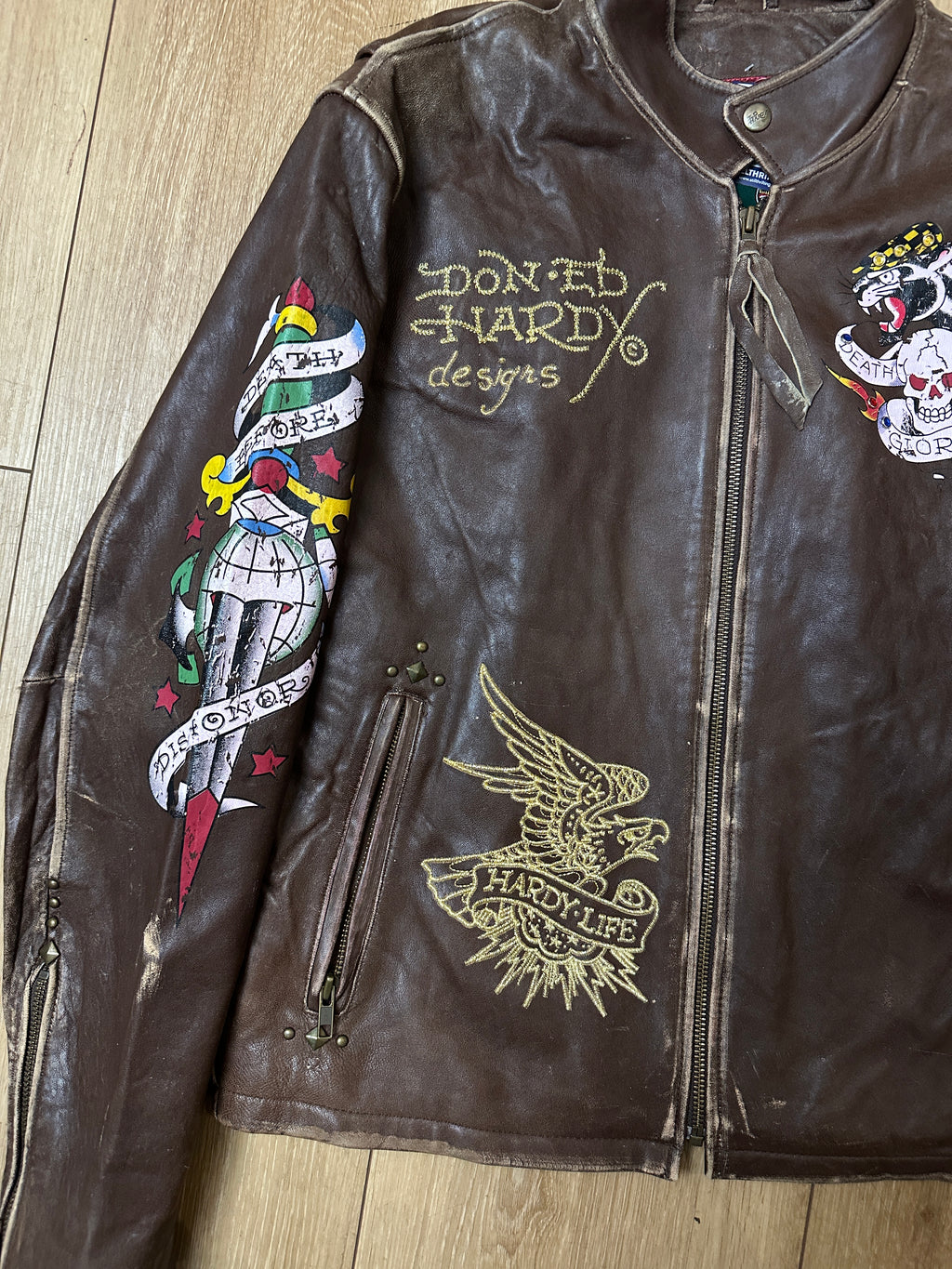 Detailbild Vintage Ed Hardy Brown Leather Jacket von vorne 