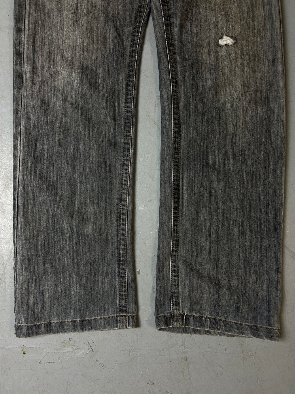 Detailliertes Produktbild von Vintage Japanese Golden Stitched Baggy Denim S/M von vorne