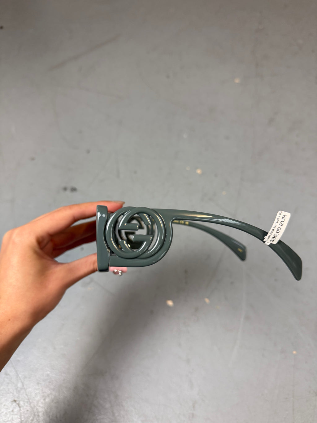 Graue rechteckige Sonnenbrille von gucci mit dickem Gestell 