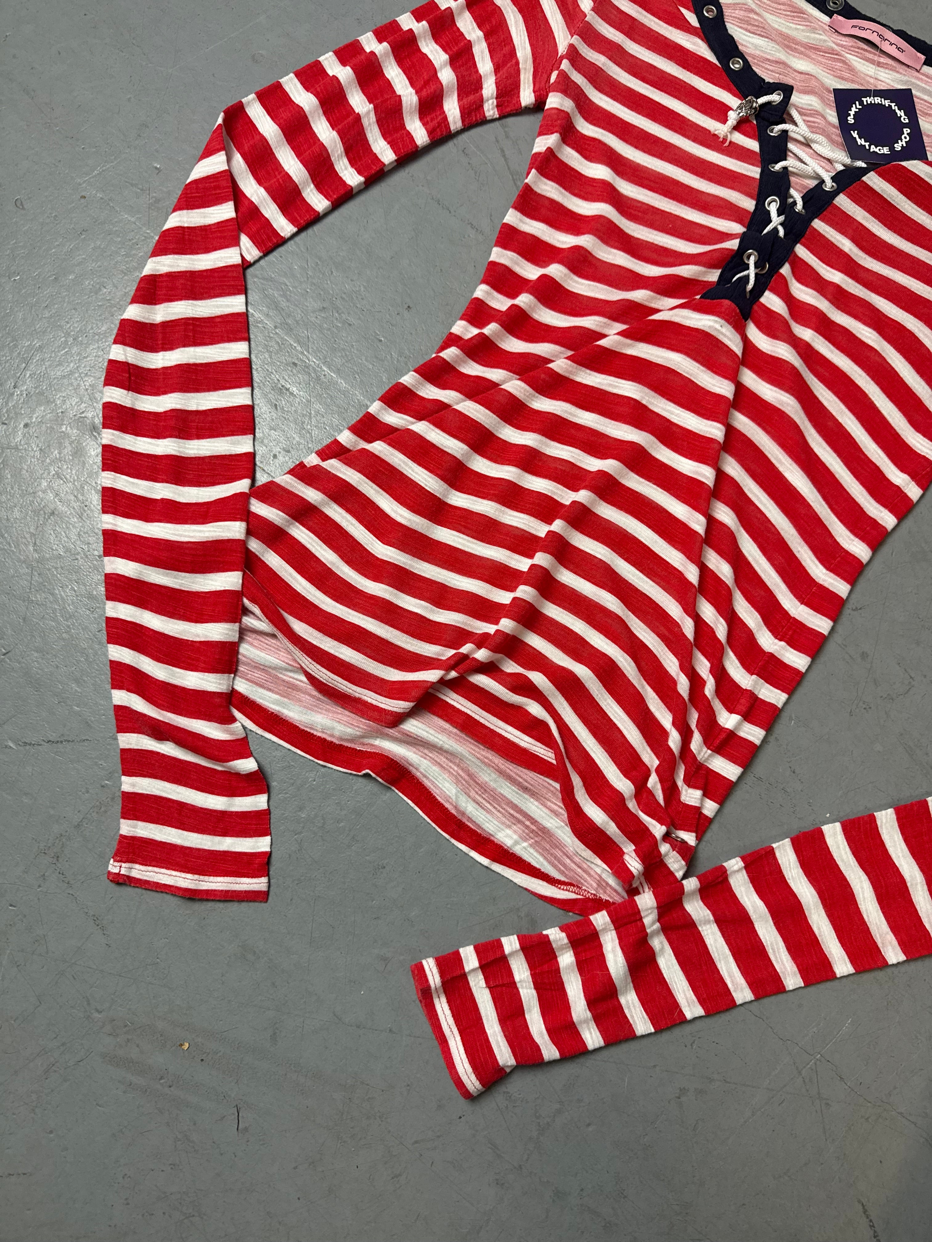 Produktbild von rot weis gestreiftem langarm top auf grauem Boden