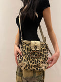 Tragebild von einer Vintage Leopard Y2K Guess Shoulder Bag von vorne