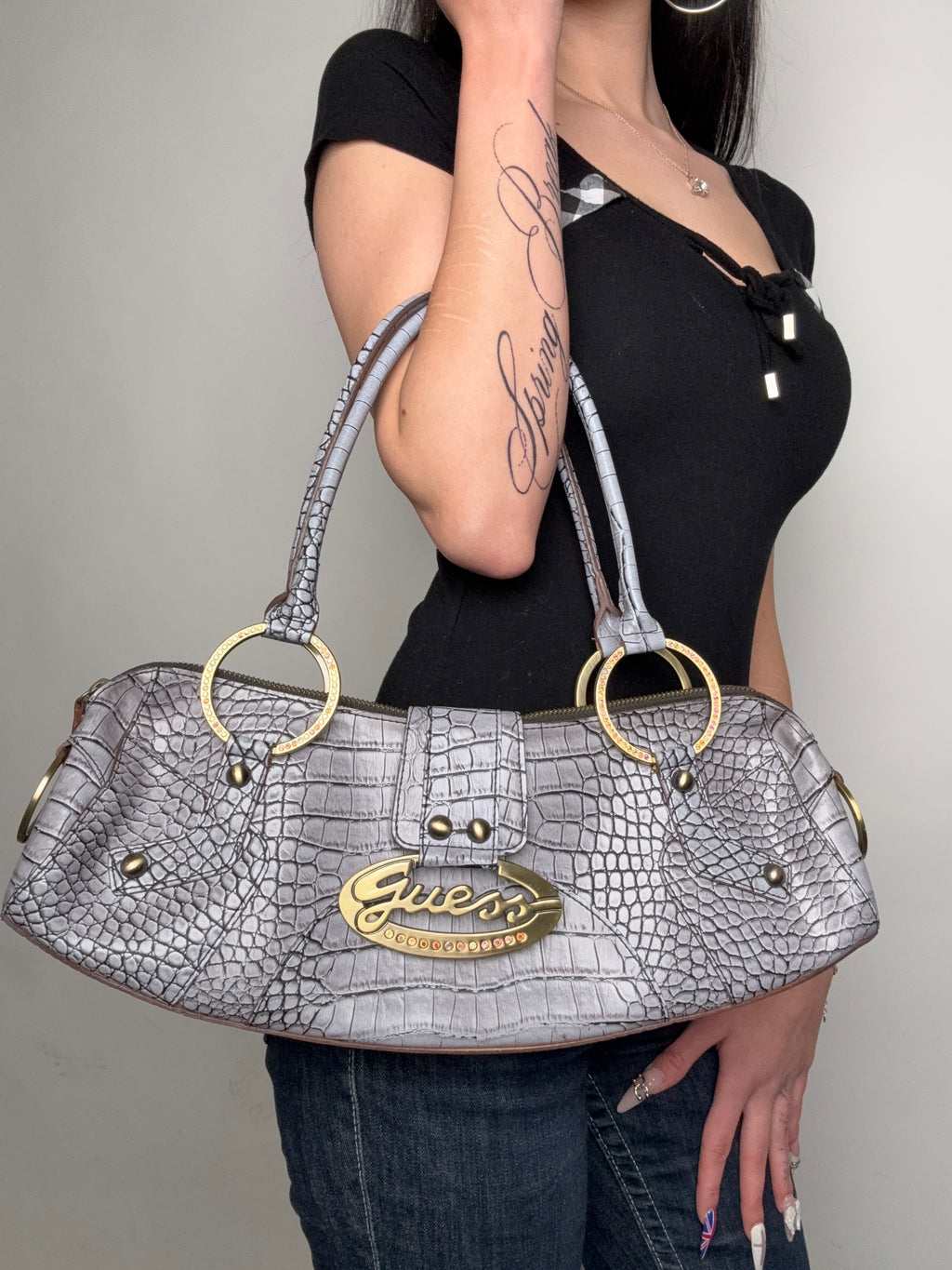 Tragebild von einer Vintage CNTY BAGS Guess Grey Crocodile Optic Baguette Bag 