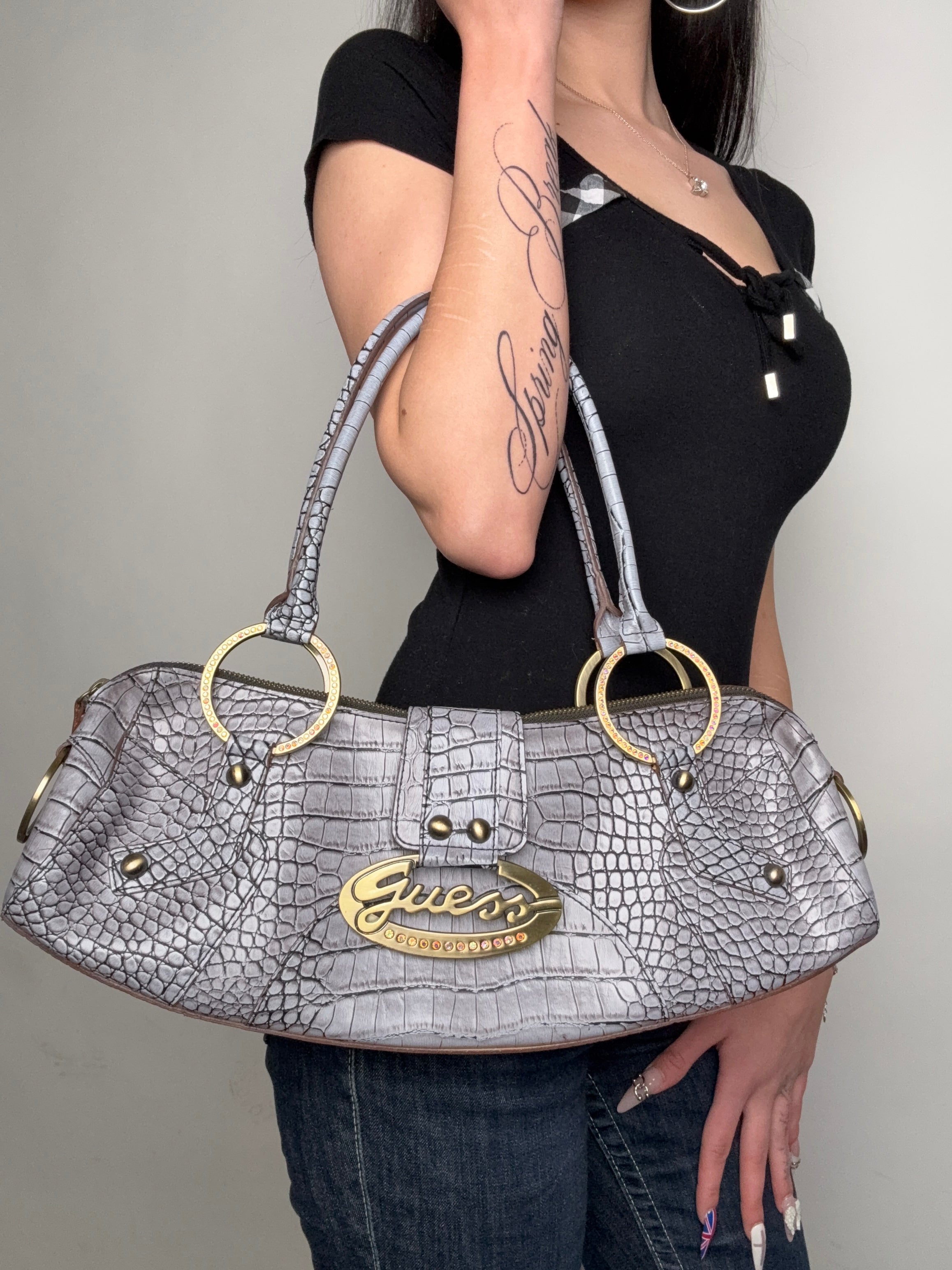 Tragebild von einer Vintage CNTY BAGS Guess Grey Crocodile Optic Baguette Bag 