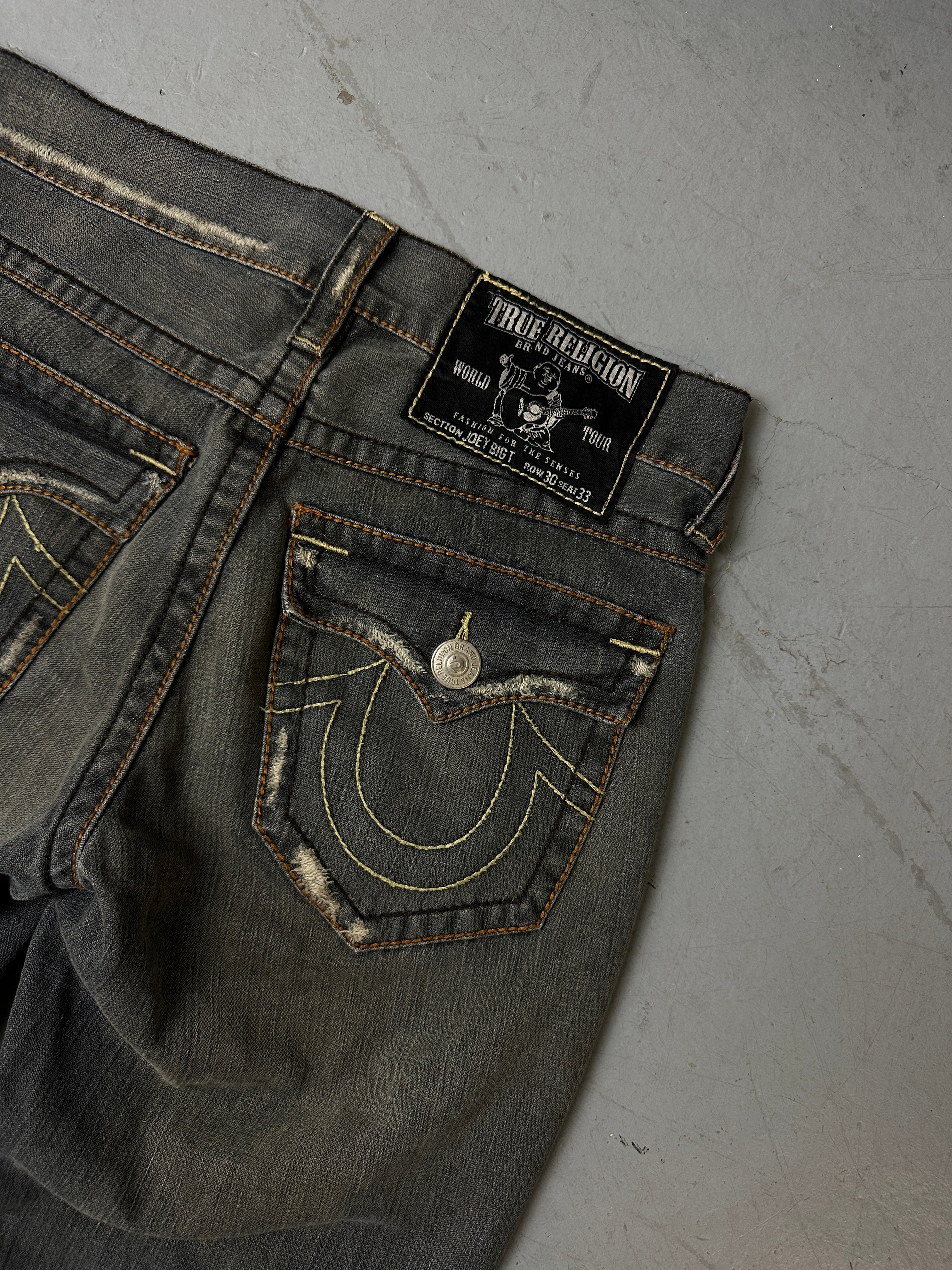 Detailliertes produktbild von Vintage Grey Ripped & Flared True Religion S/M von hinten 