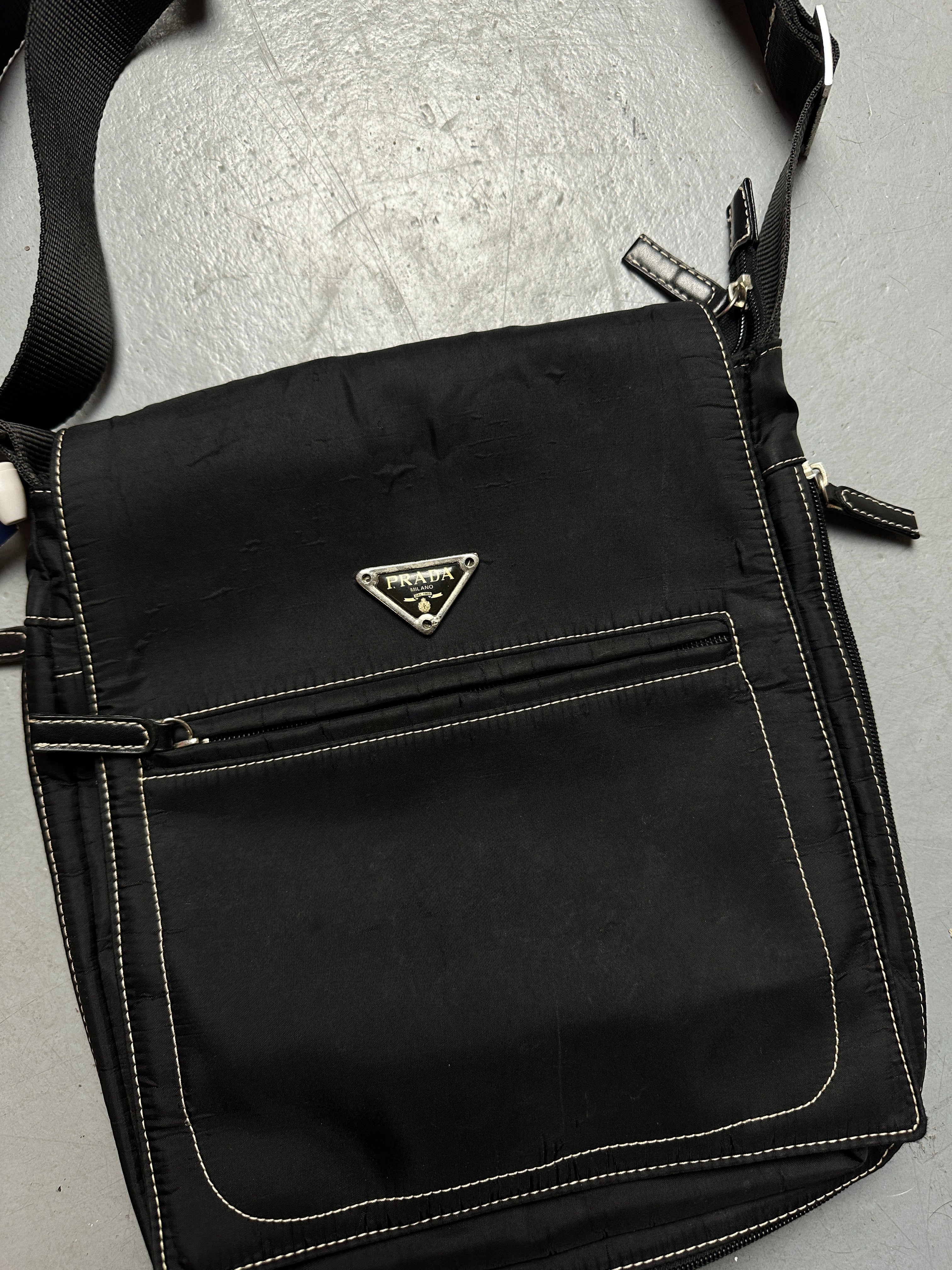Detailbild Vintage Black Prada Messenger Bag von vorne 