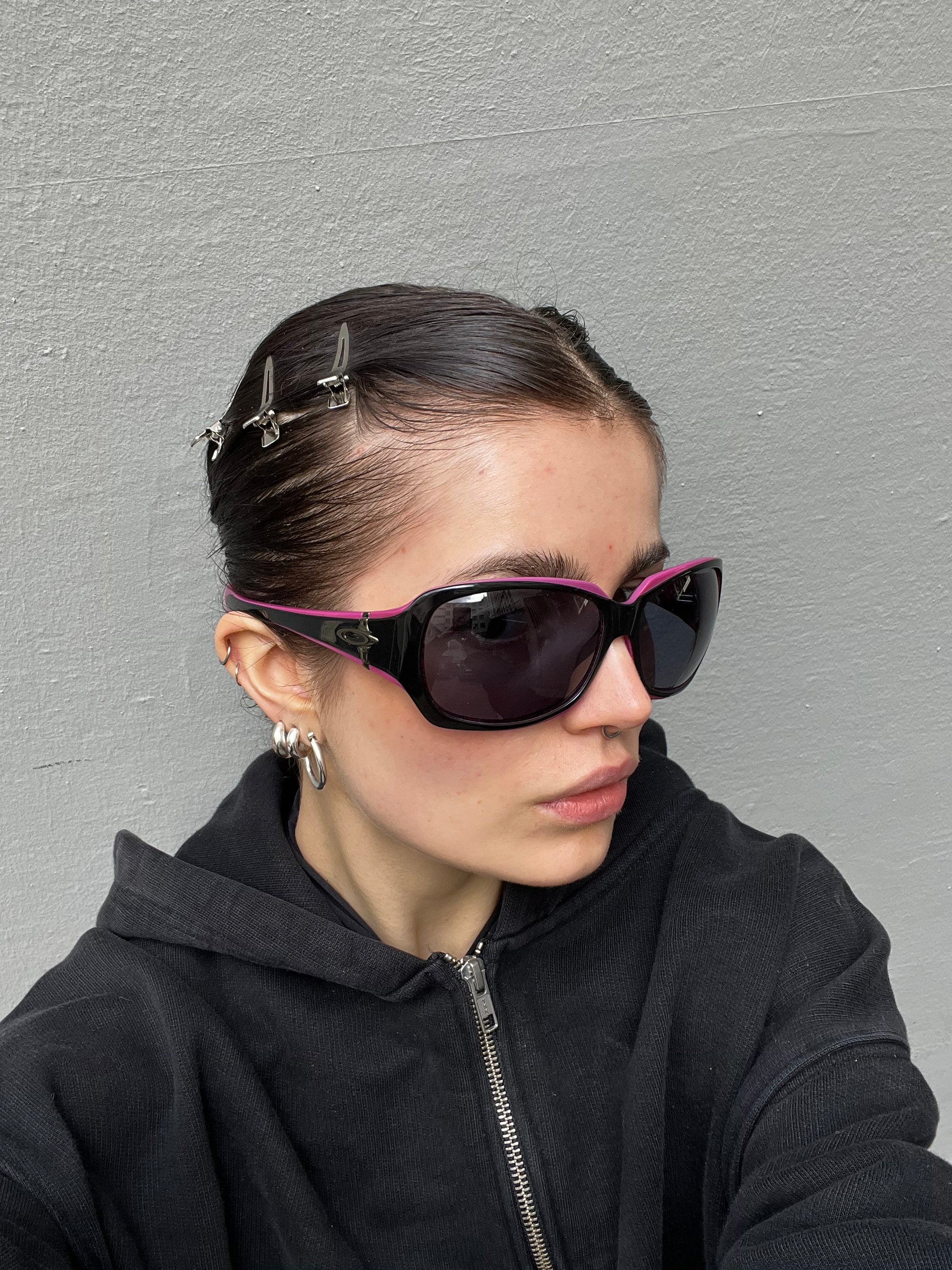 Tragebild der Oakley Sunglasses Black Pink von der Seite