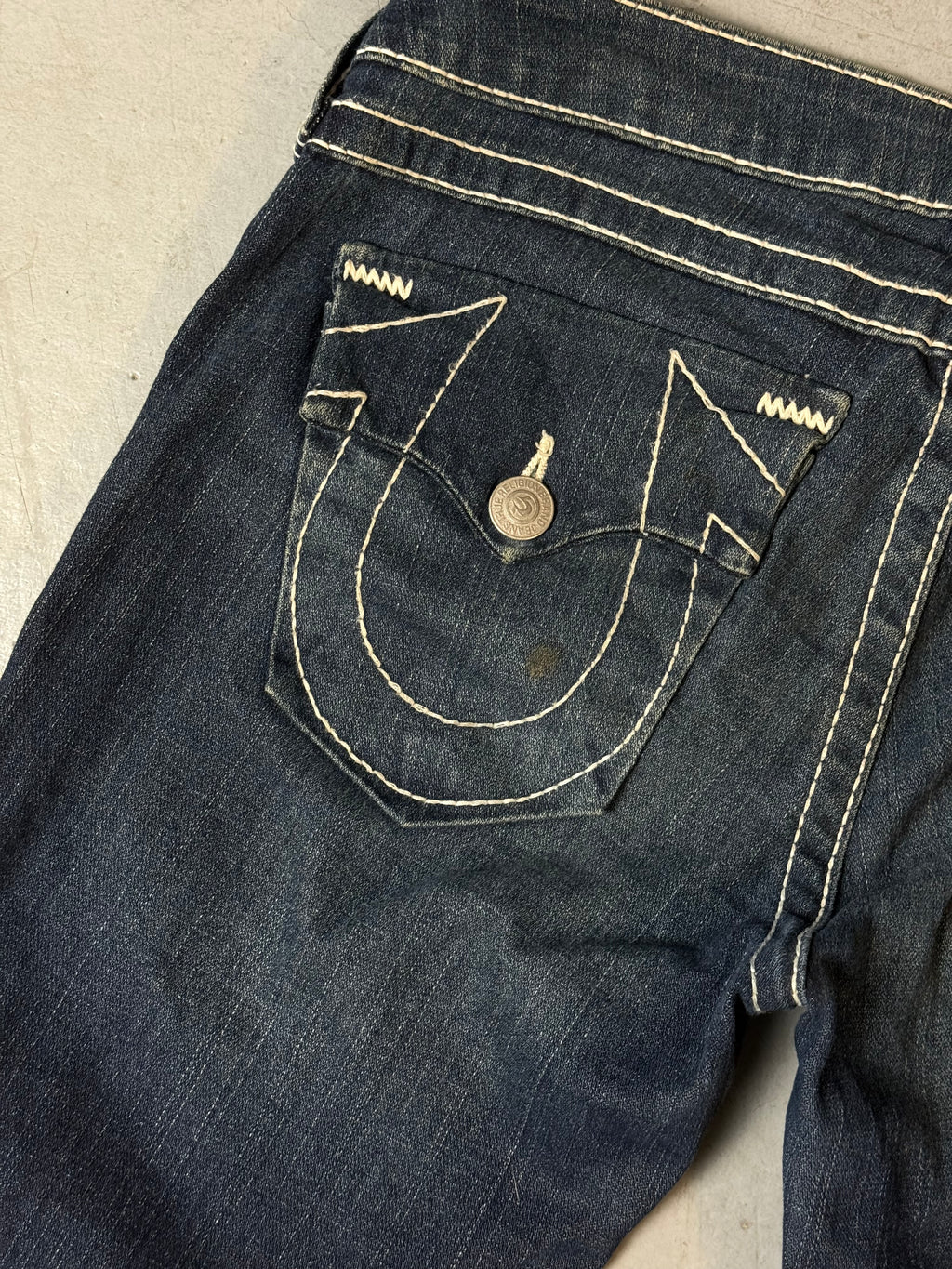 Detailbild von Vintage True Religion Dark Blue Skinny Jeans von hinterer Hosentasche 