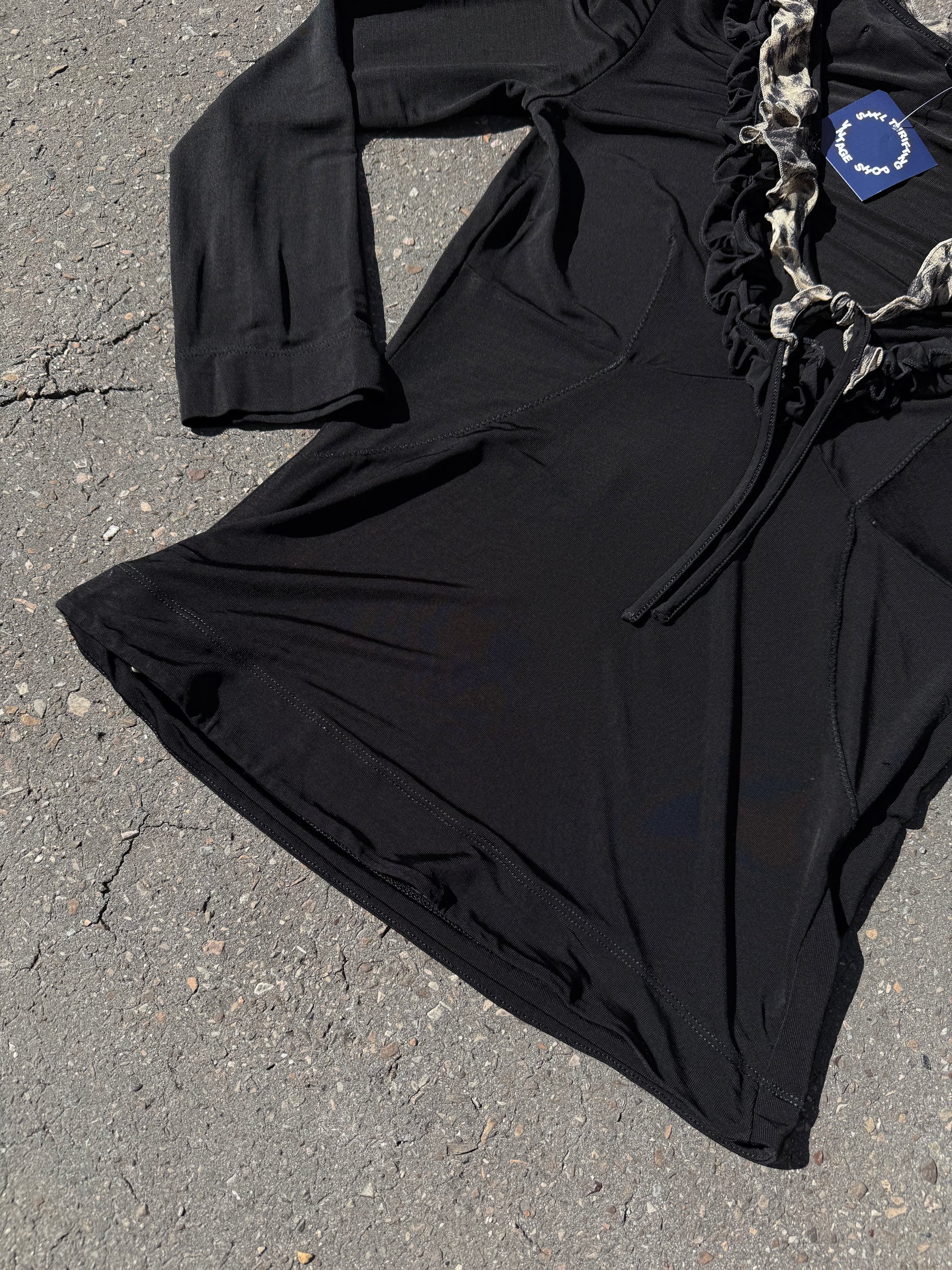Eine schwarze Bluse mit halblangen Ärmeln und Leoparden Ruffle am Kragen von Cavalli