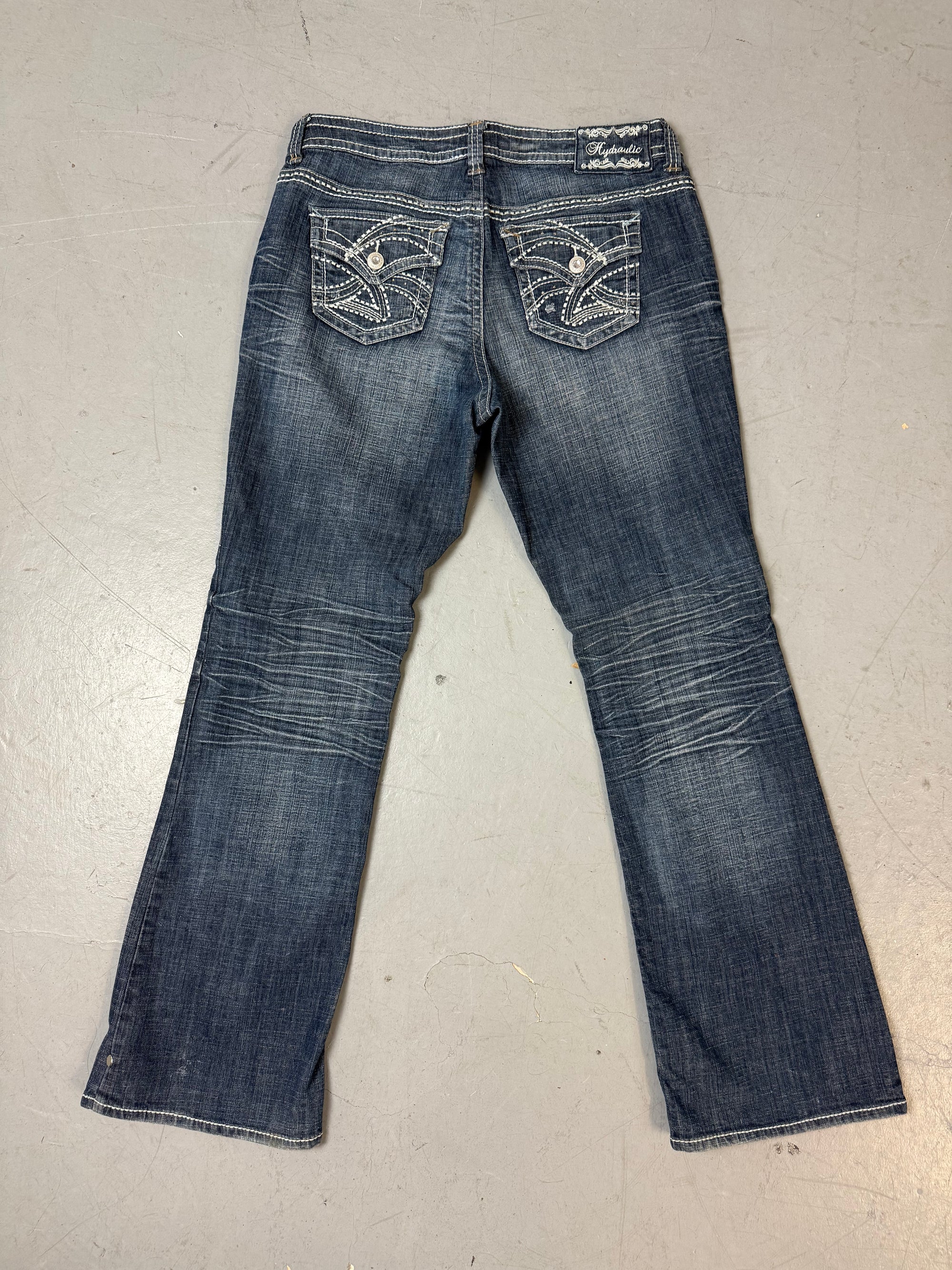 Eine vintage y2k low waist blaue jeans mit stitching auf den Backpockets