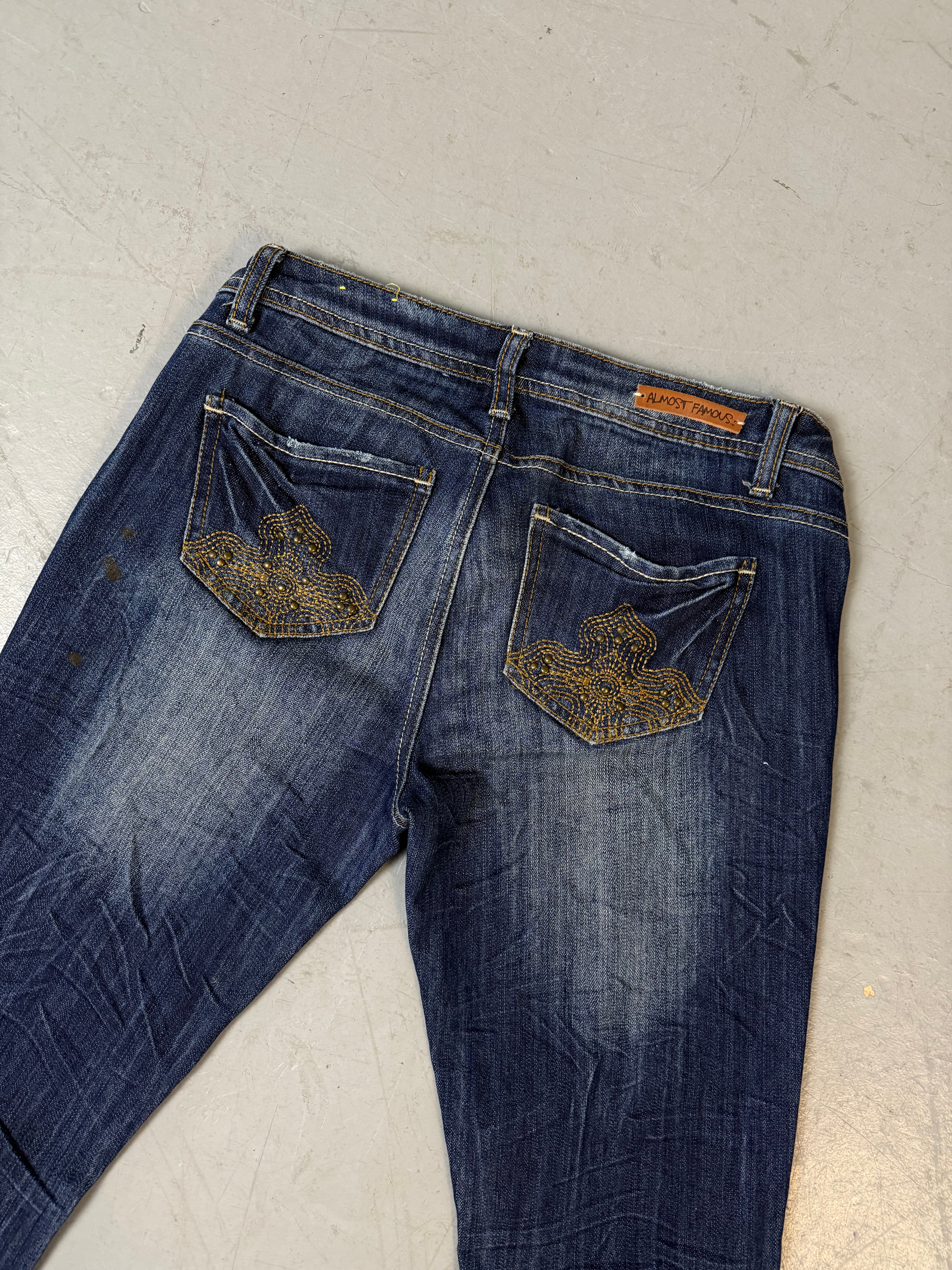 Eine dunkelblaue low waist denim bootcut von almost famous in S