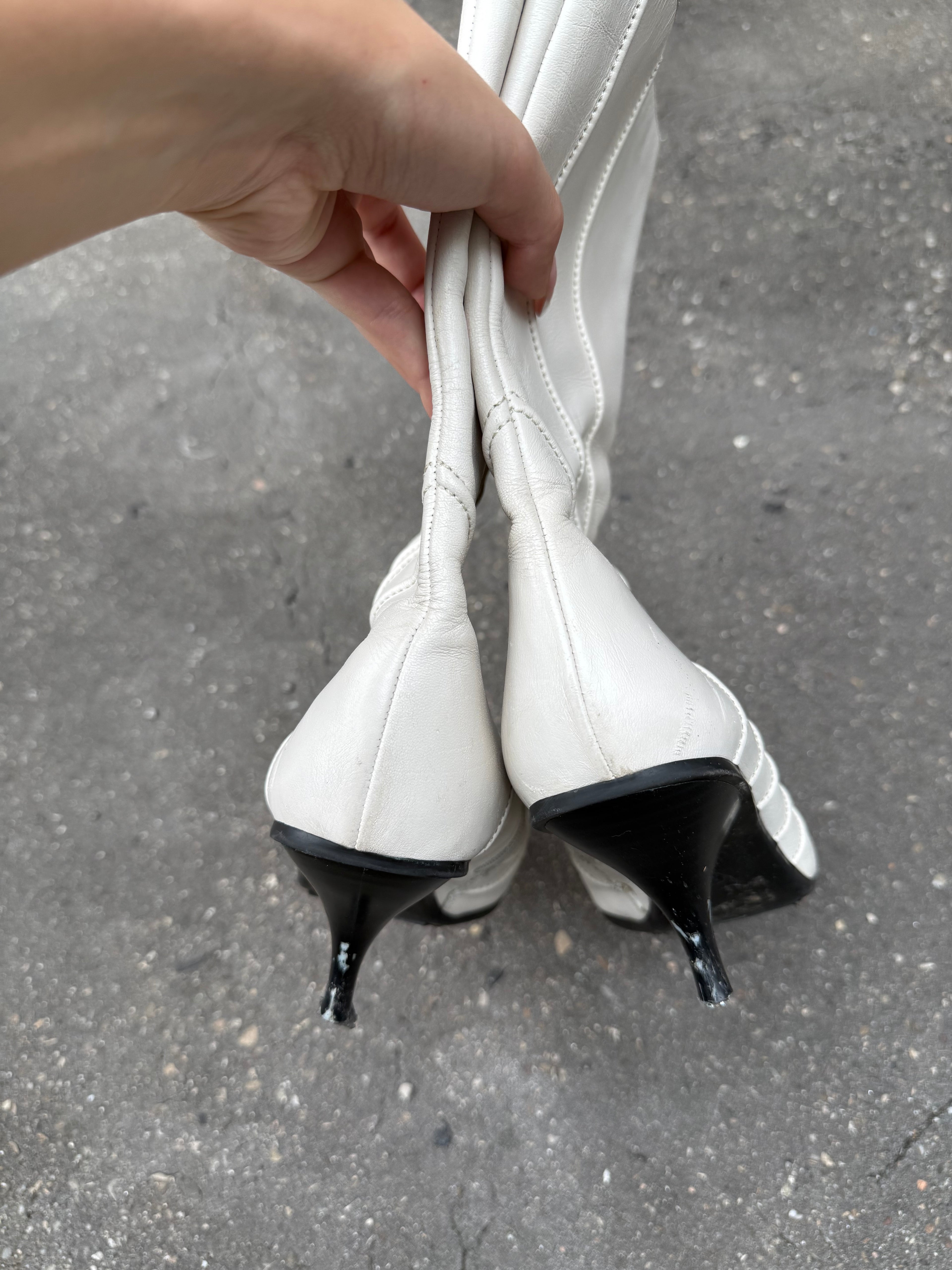 Weiße Leder Stiefel mit Absatz und Spitzer Front