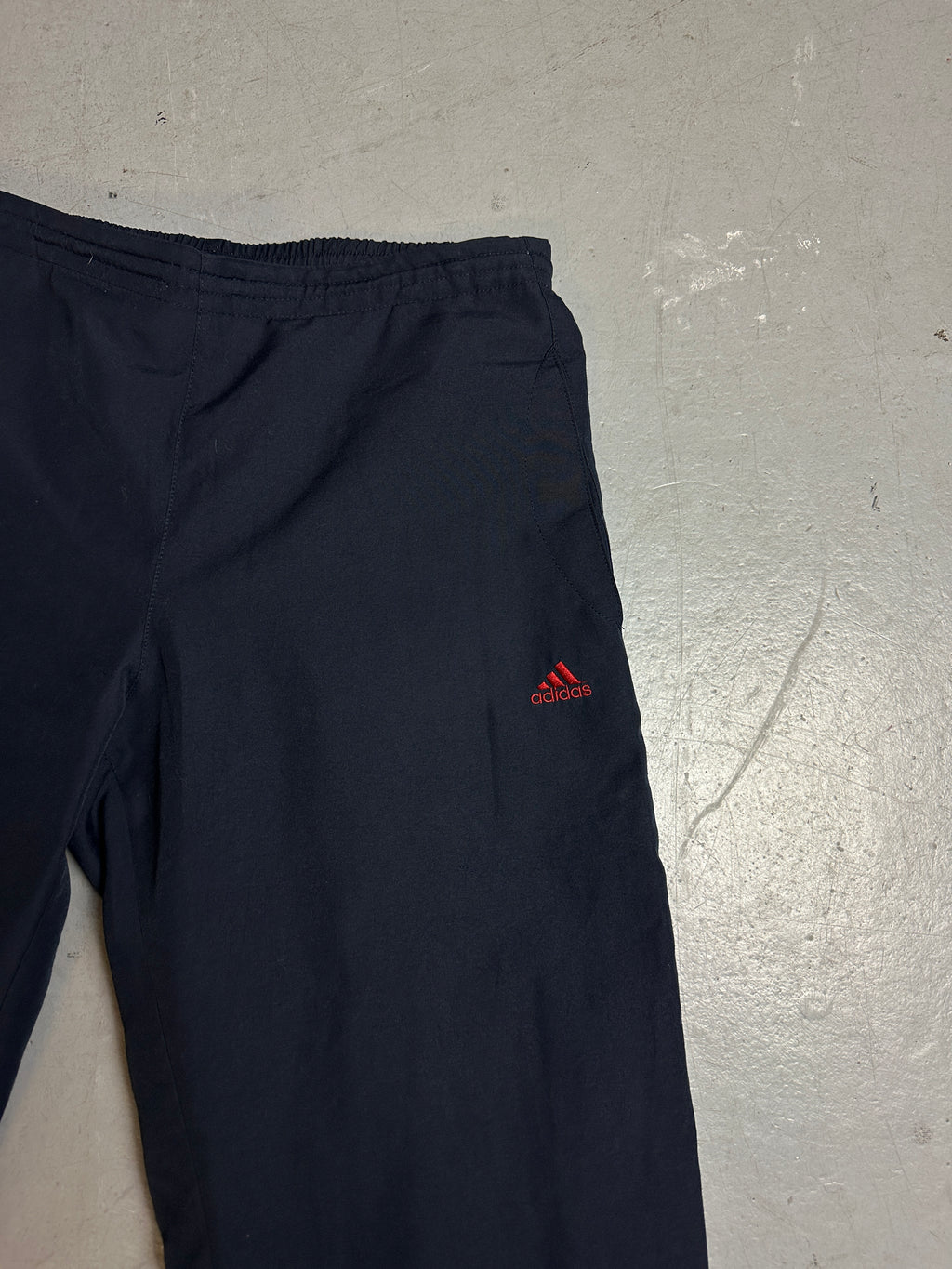 Detailbild von Vintage Blue Adidas Track Pants S/M von vorne 