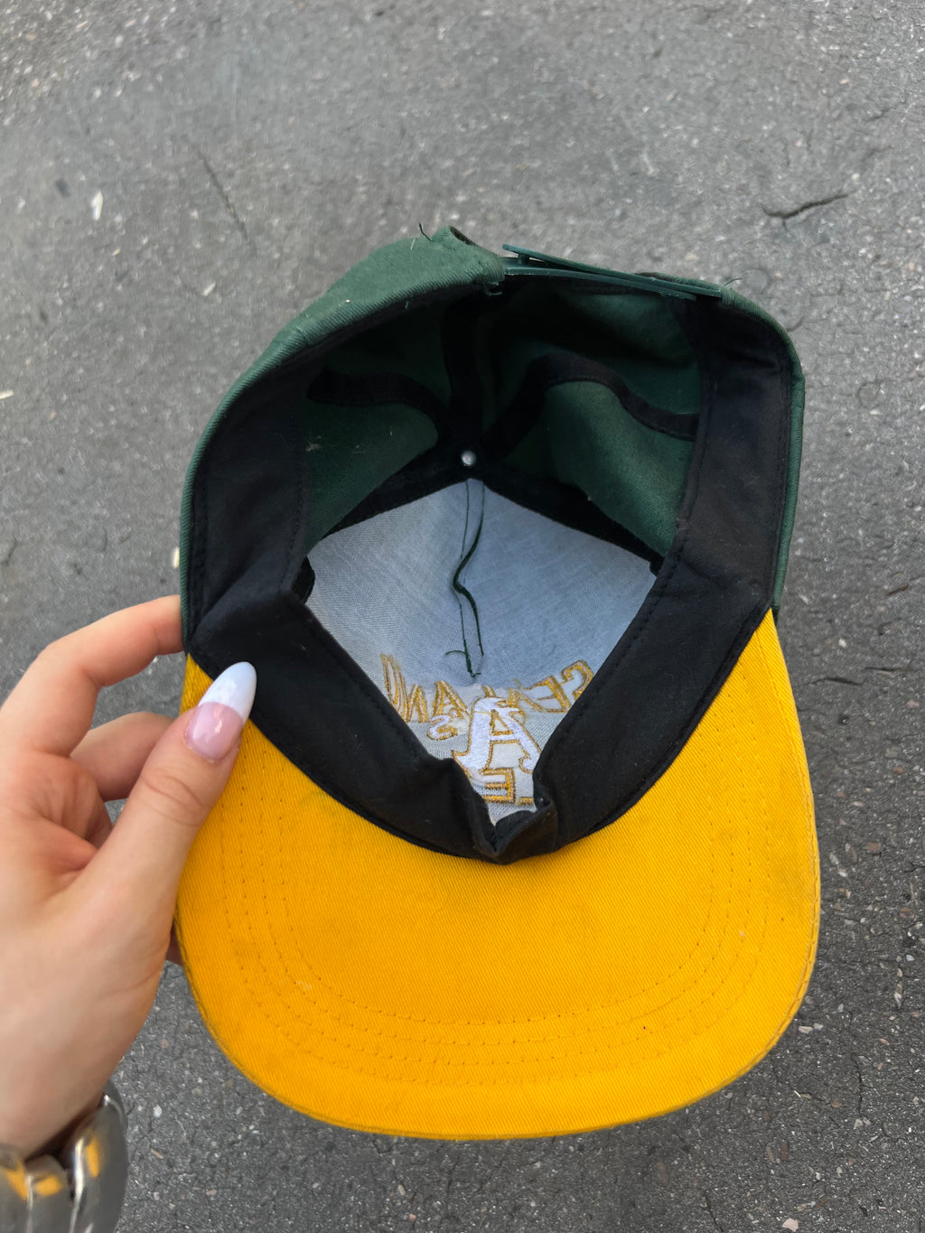 Eine grüne Cap mit gelben Sealand Schriftzug und gelben Schirm