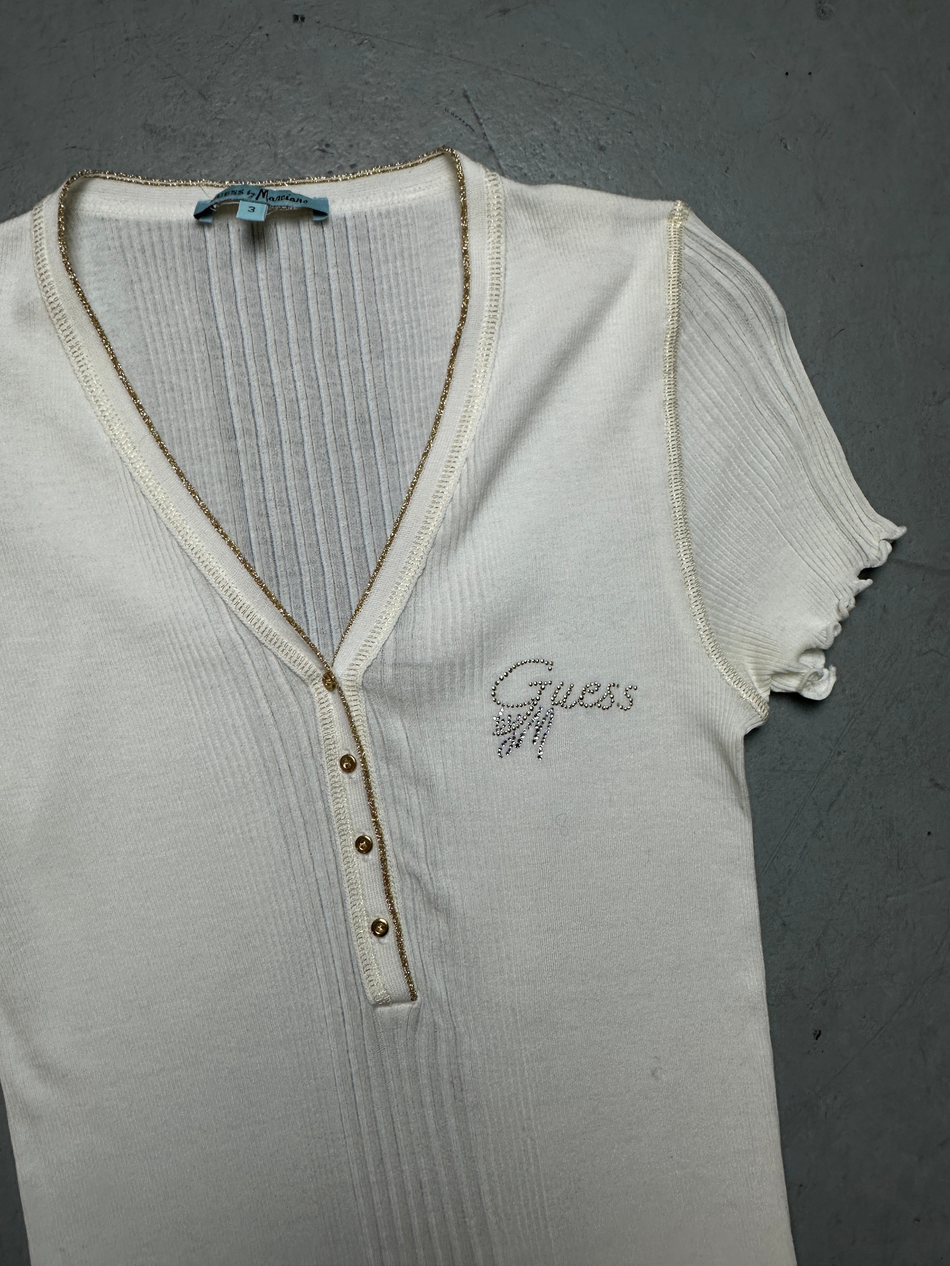 Detailbild von einem Vintage White Guess Ruffle Tee von vorne