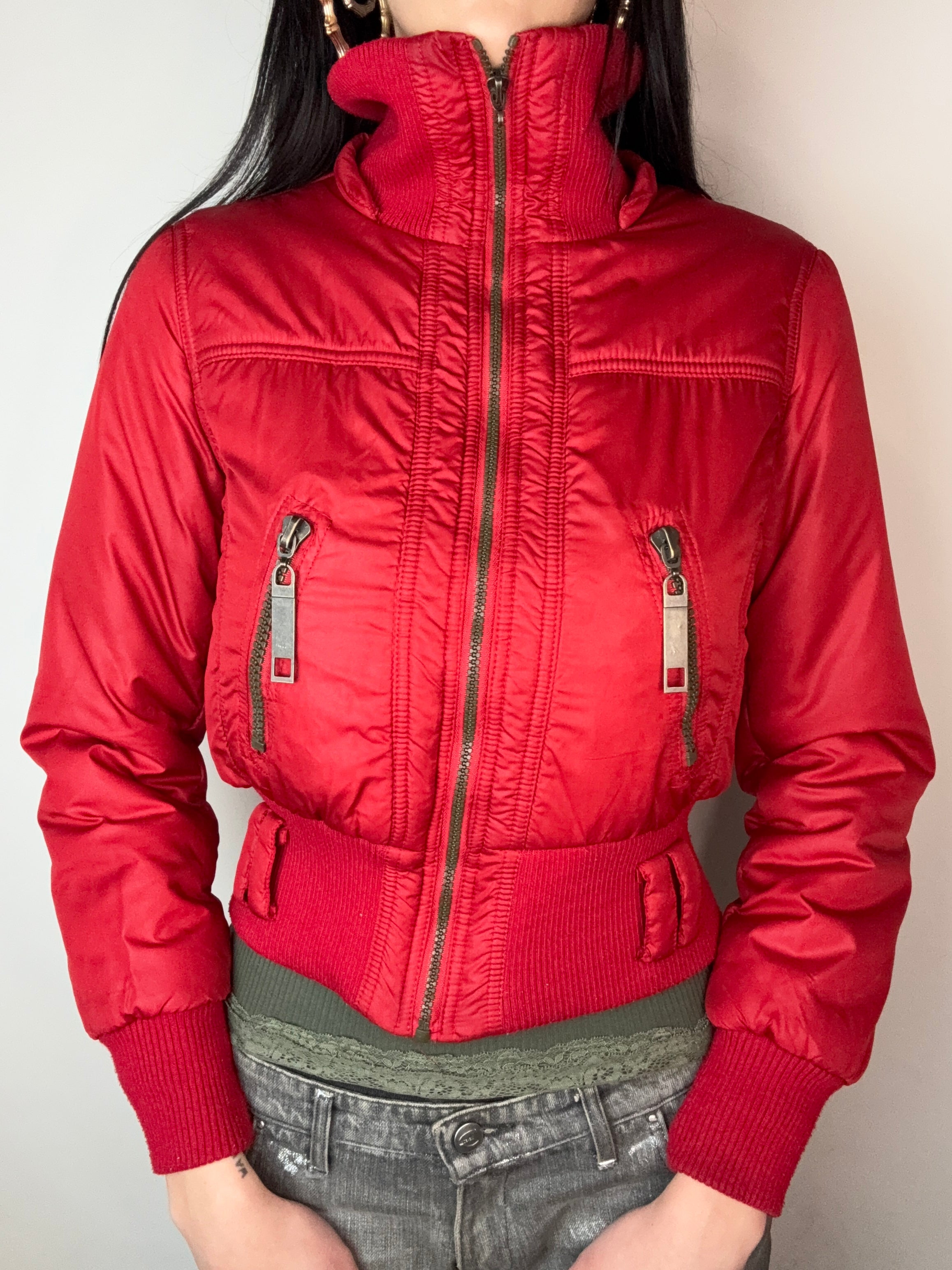 Vintage Red Cropped Puffer Jacket für Damen. Y2K Second Hand 2000s Fashion