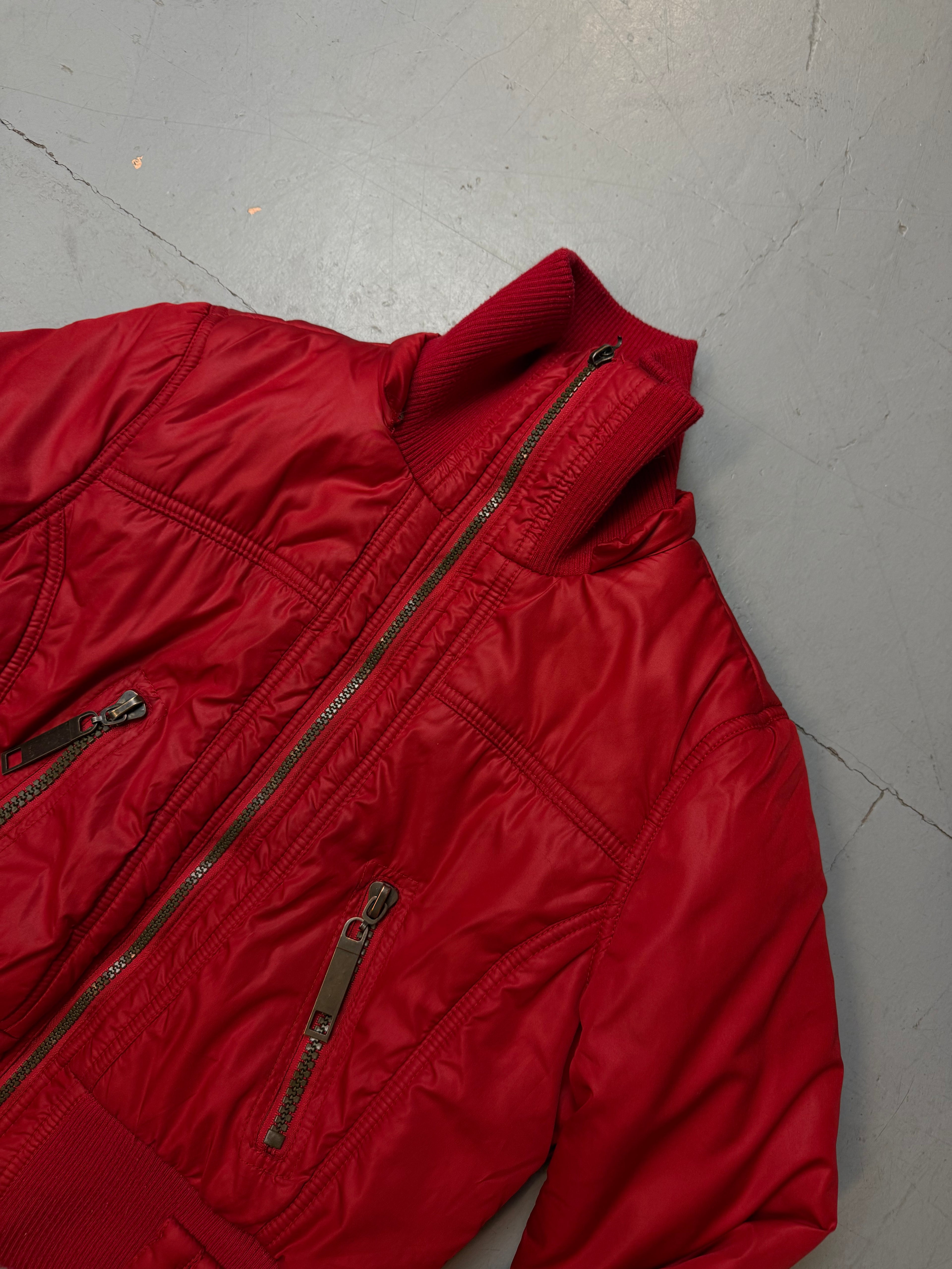 Vintage Red Cropped Puffer Jacket für Damen. Y2K Second Hand 2000s Fashion