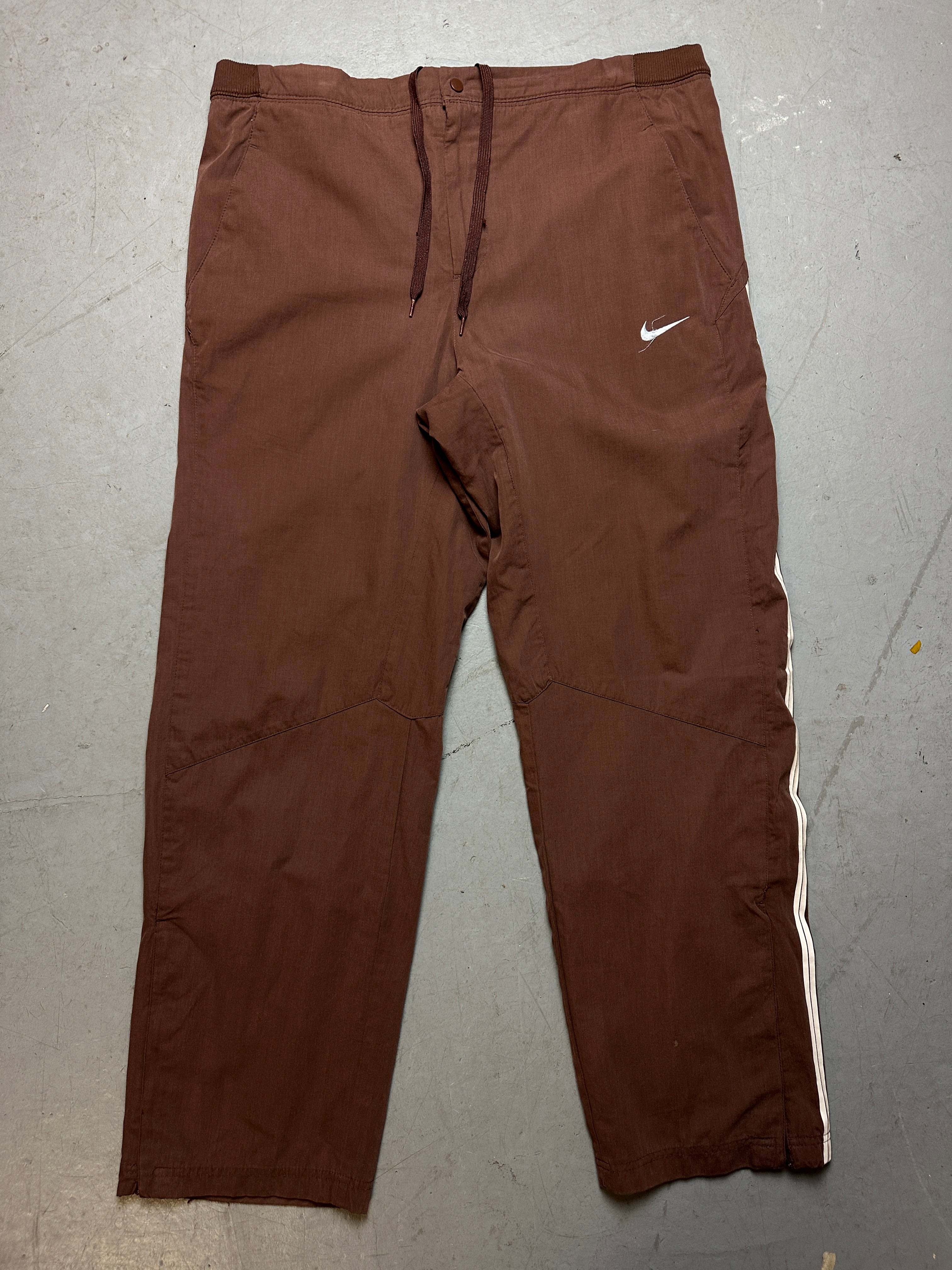 Produktbild Vintage Brown Nike Track Pants von vorne 