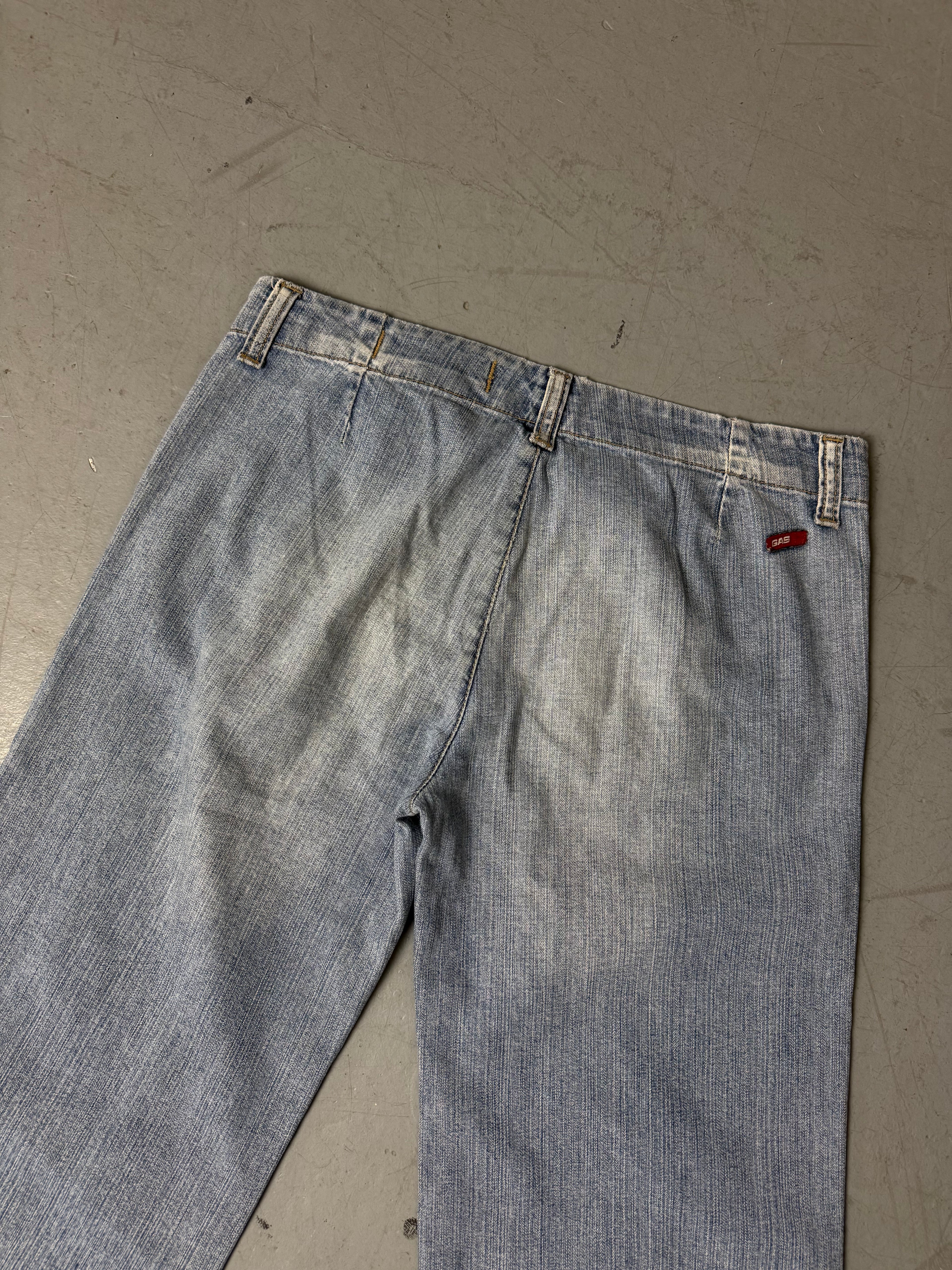 Eine low waist jeans von GAS in hellem Denim und ausgestelltem Bein