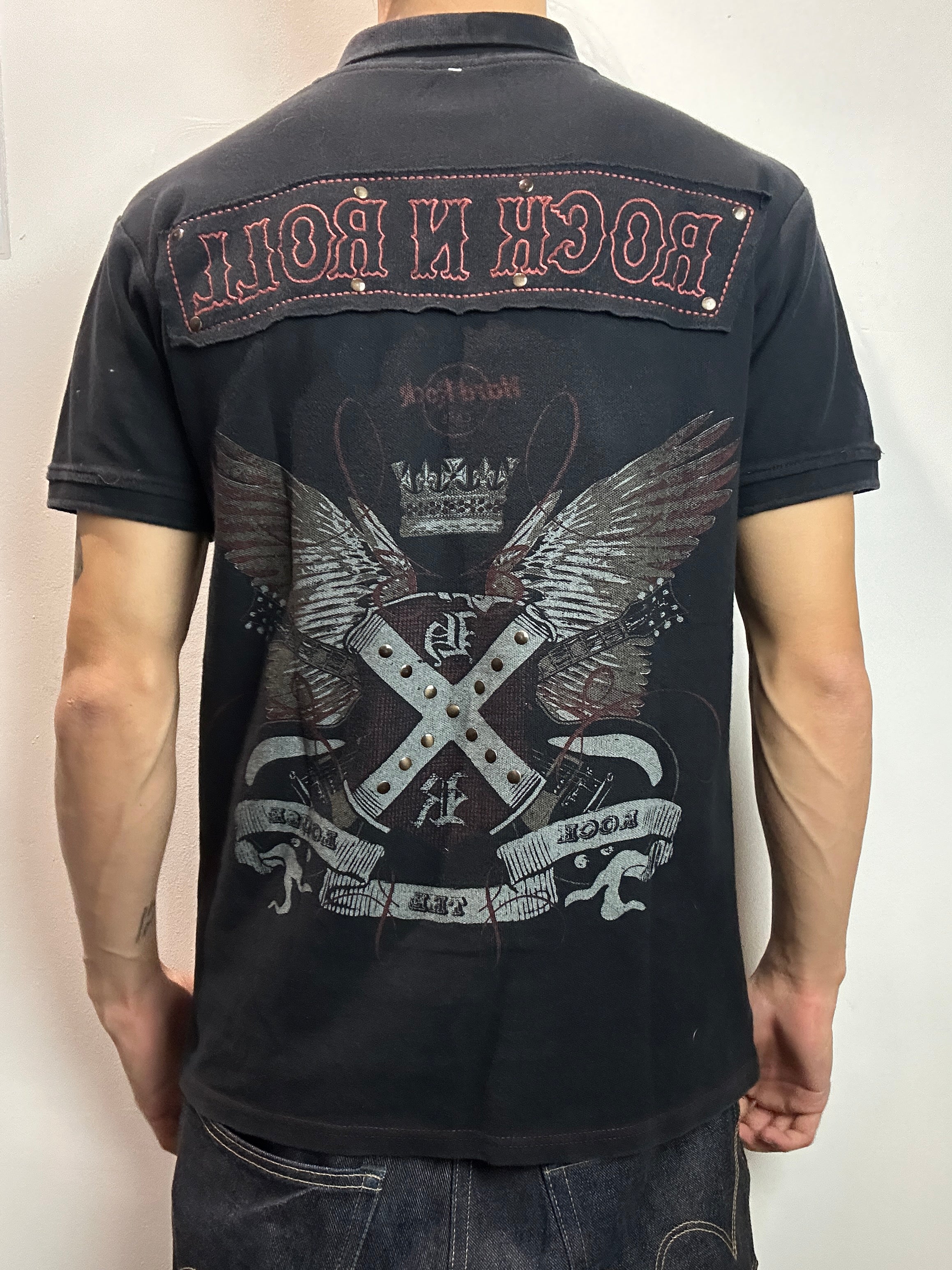 Tragebild von einem Vintage Hard Rock Café Polo von hinten