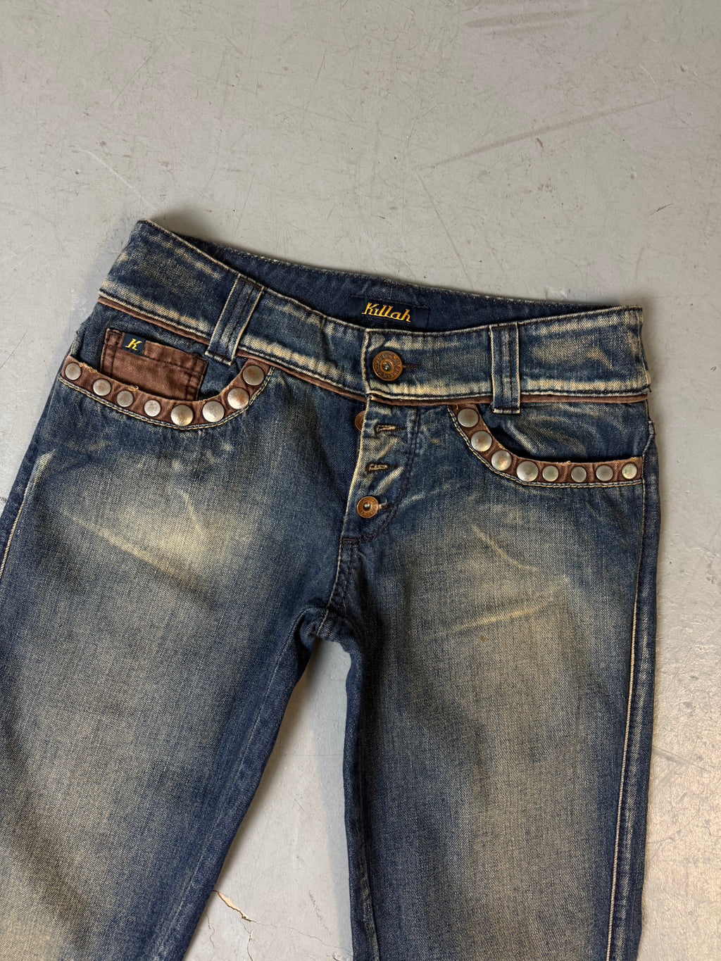 Mid waist dark washed killah denims mit runden Nieten im y2k Stil 