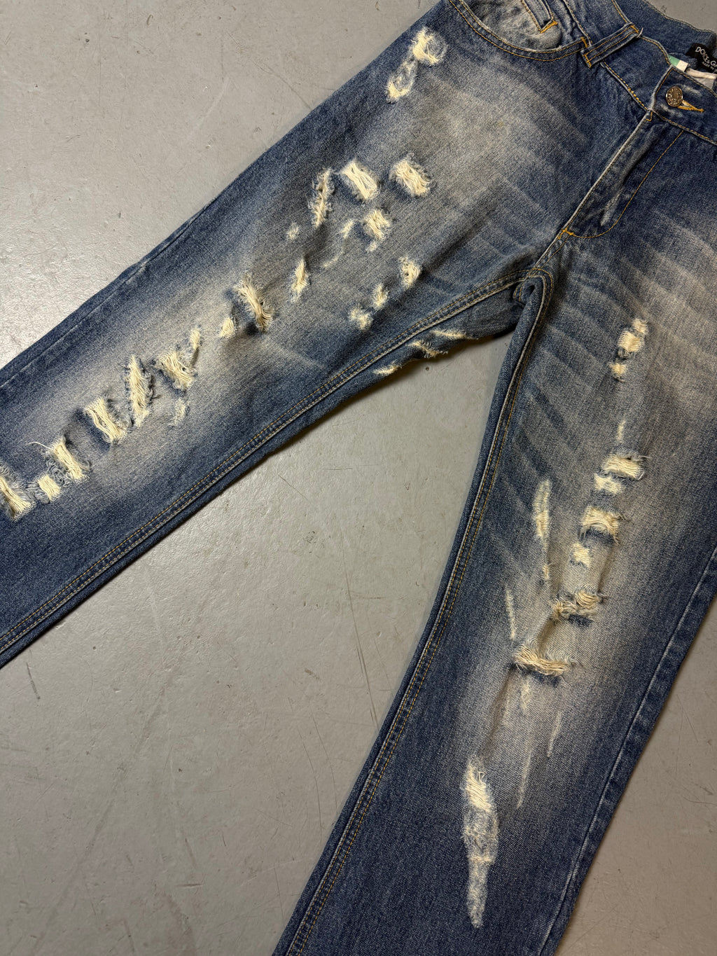 Detailbild von Vintage Dolce&Gabbana Ripped Straight Leg Jeans von Hosenbeinen vorne