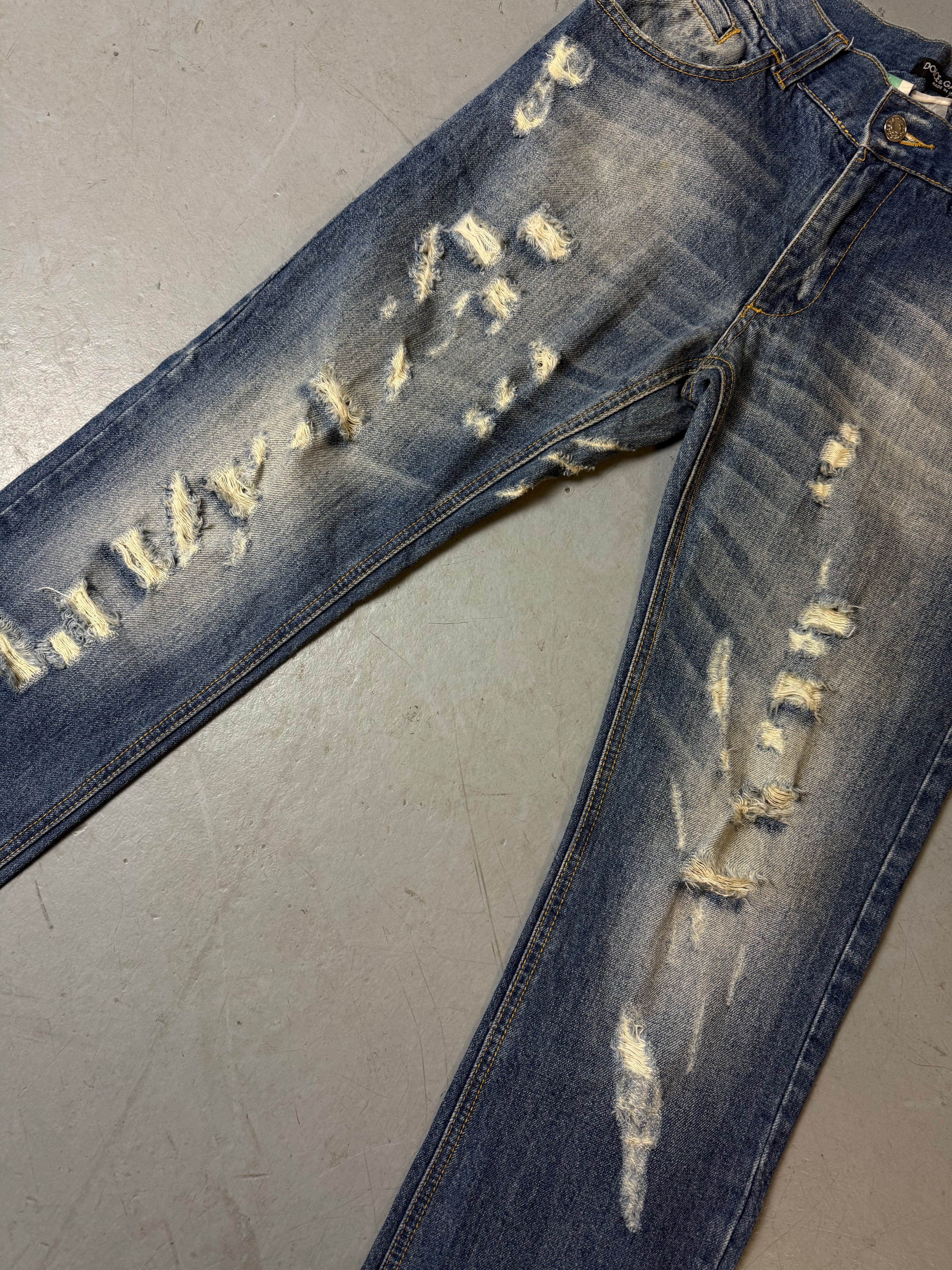 Detailbild von Vintage Dolce&Gabbana Ripped Straight Leg Jeans von Hosenbeinen vorne