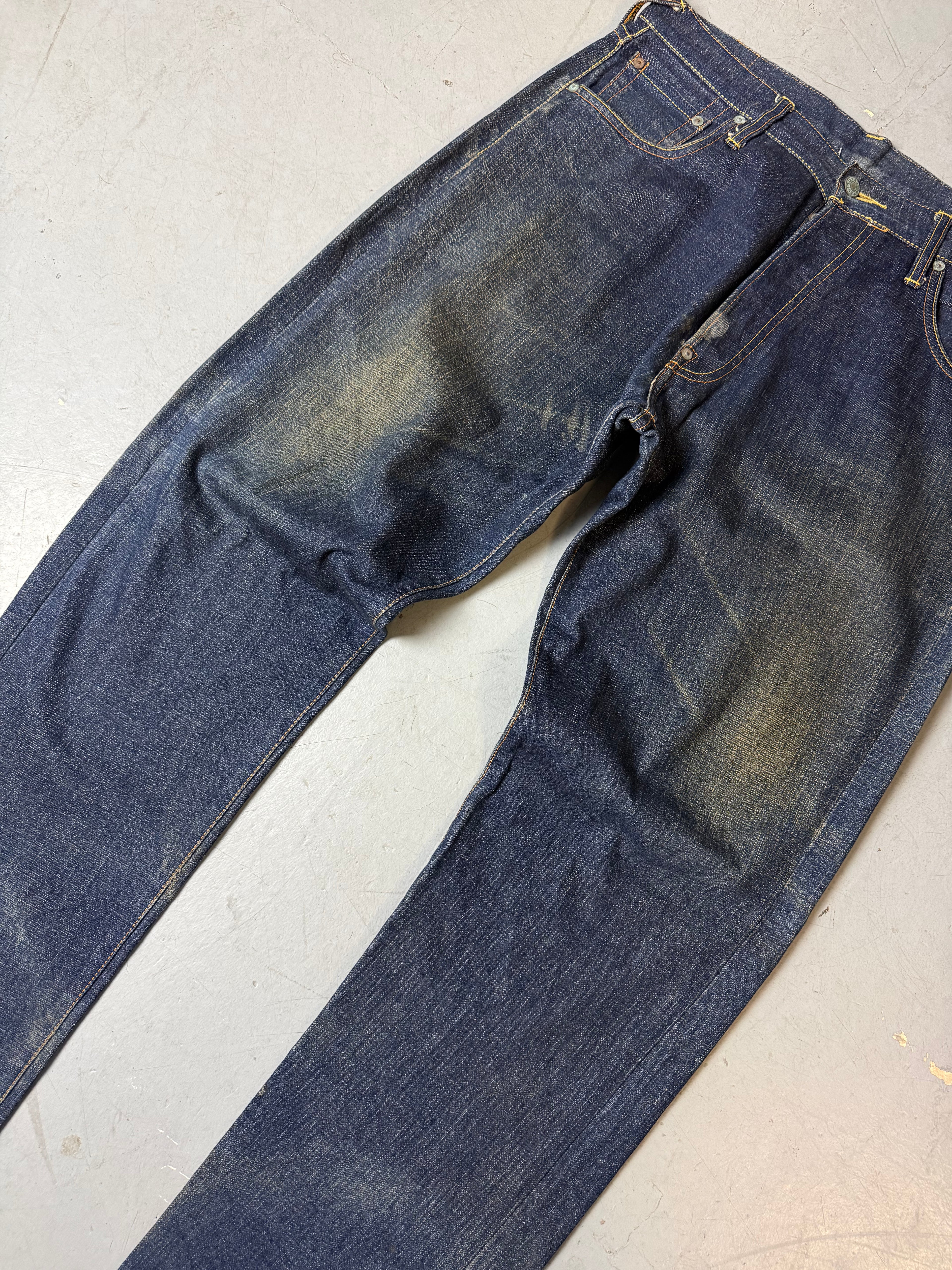 Detailbild von einer Vintage Evisu Dark Blue Straight Leg Denim Jeans von Hosenbeinen von vorne