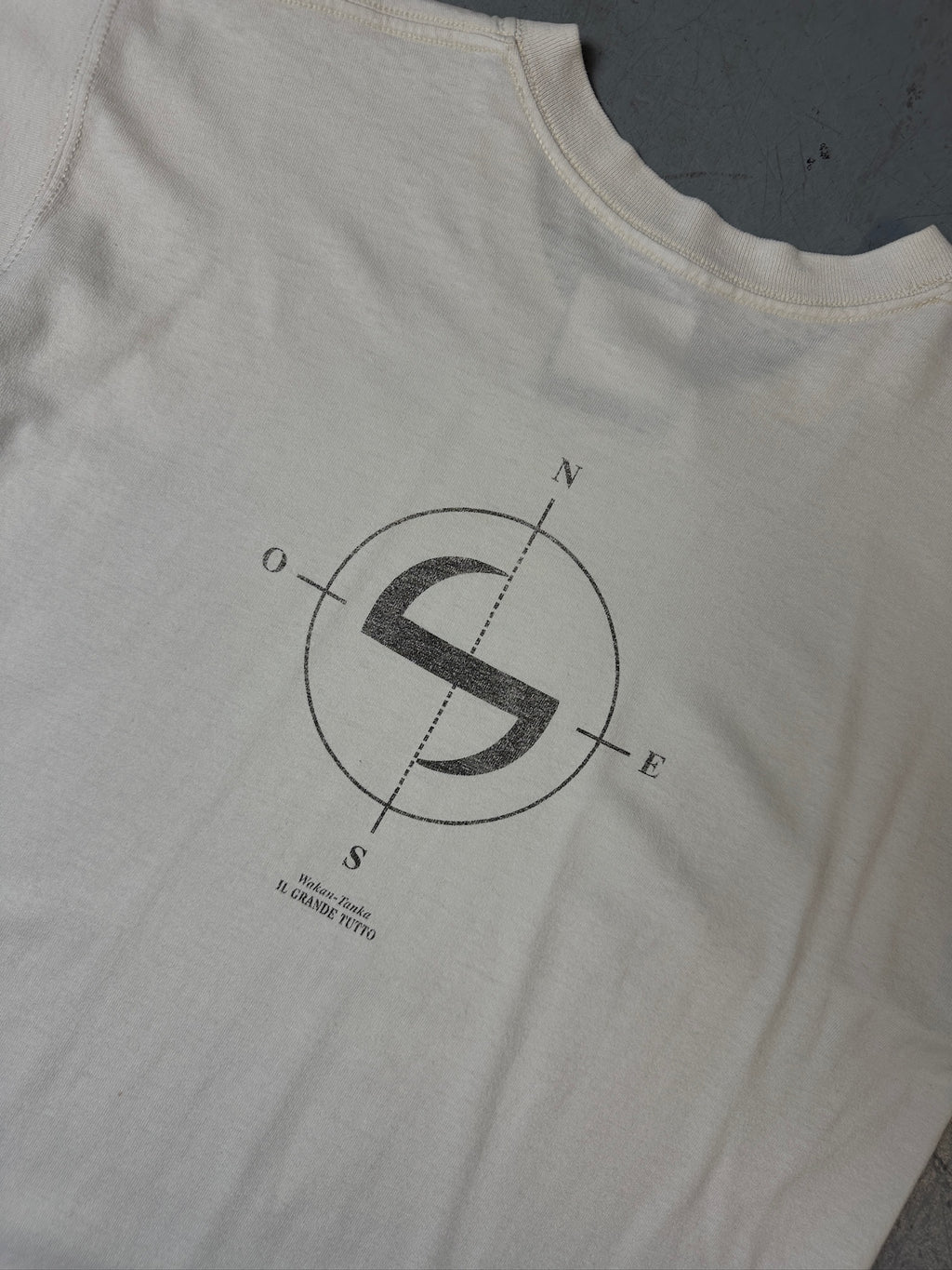 Detailbild von Vintage White Latin Printed T-Shirt von hinten