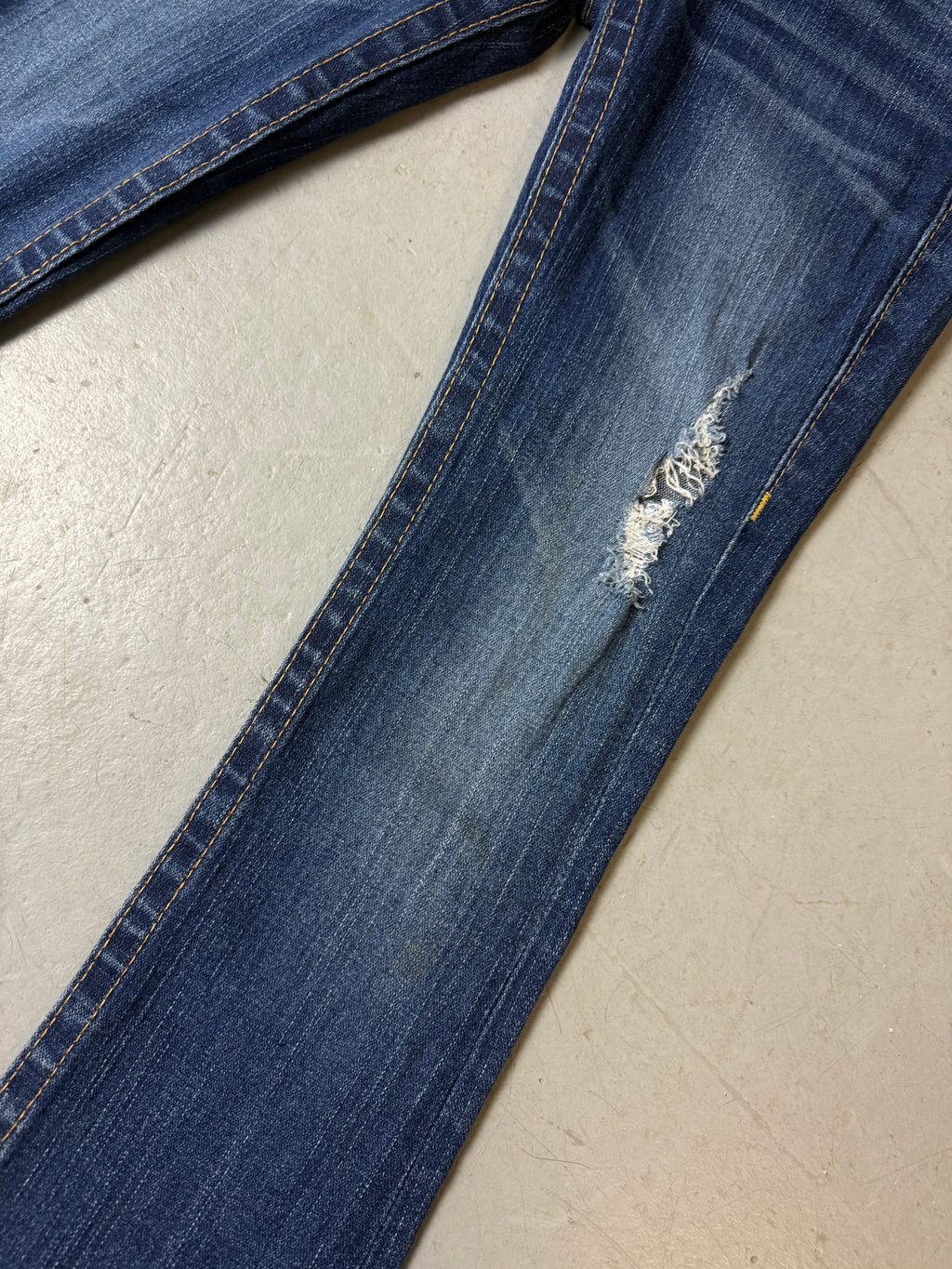 Detailbild von einer Vintage True Religion Low Waist Bootcut Jeans von Hosenbein