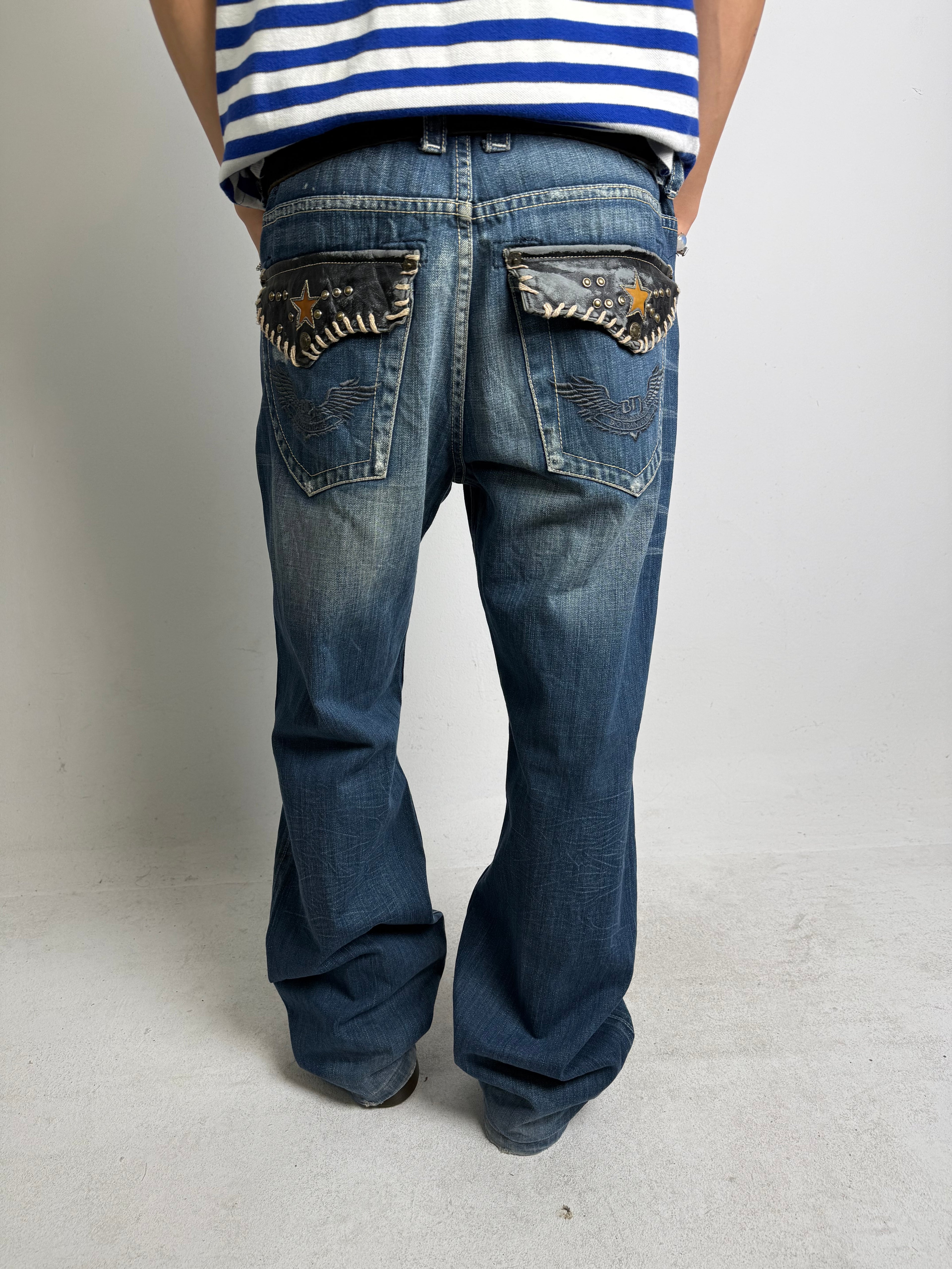 Tragebild von einer Vintage Big Train Baggy Jeans with Studded Back Pockets von hinten