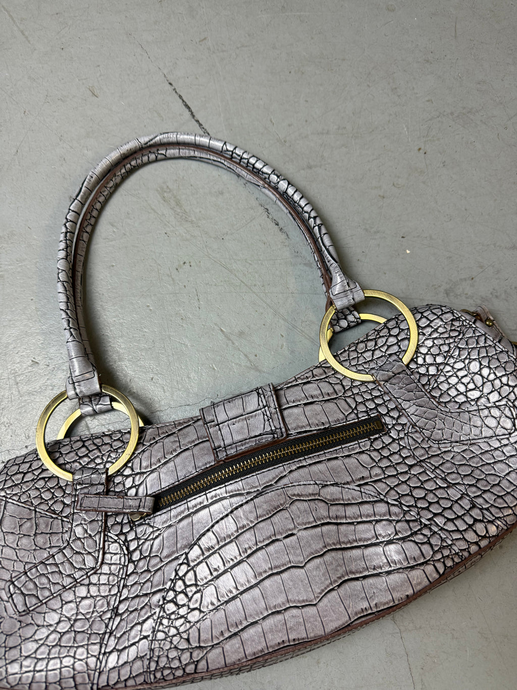 Detailbild von einer Vintage CNTY BAGS Guess Grey Crocodile Optic Baguette Bag von hinten