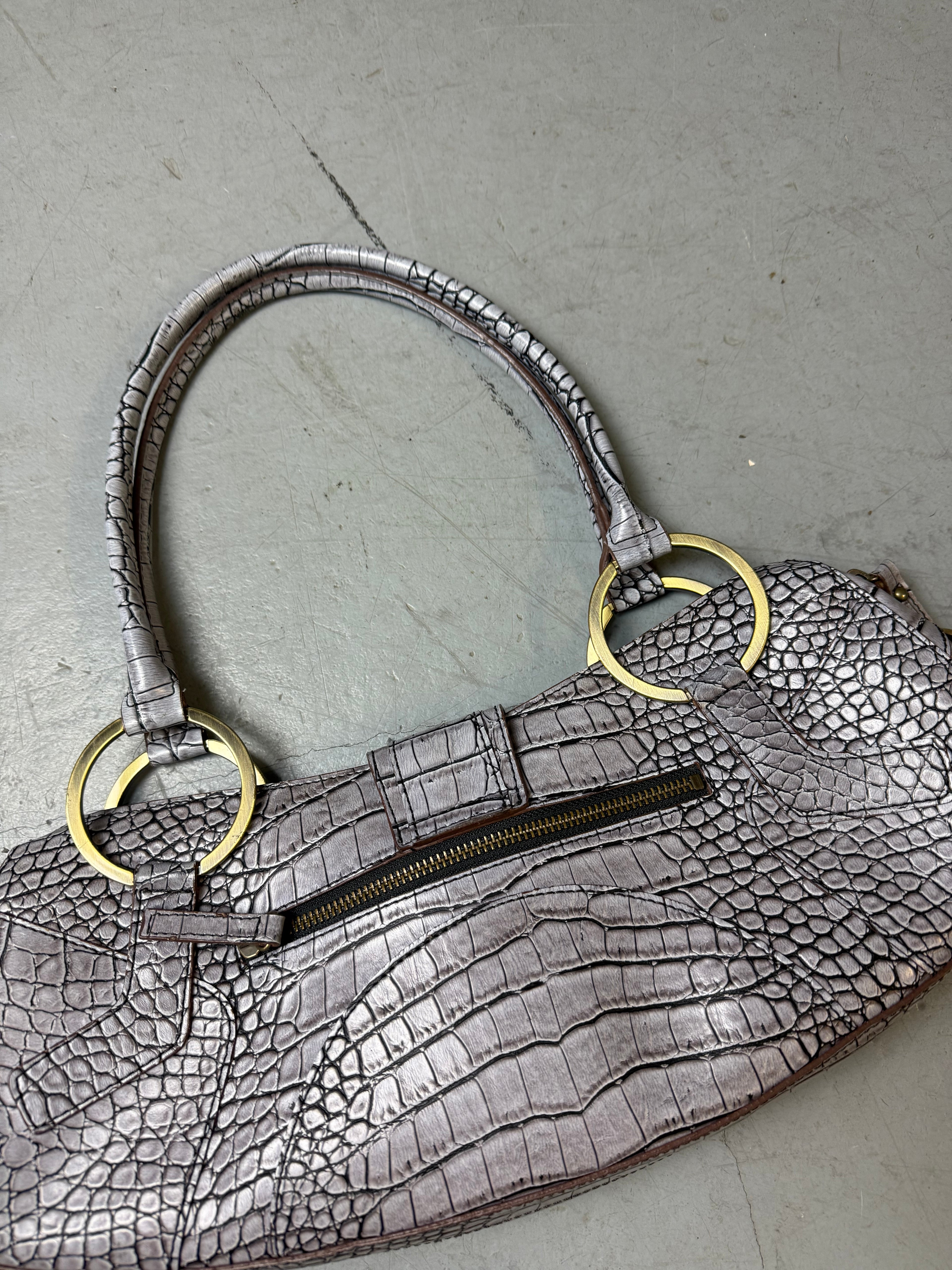 Detailbild von einer Vintage CNTY BAGS Guess Grey Crocodile Optic Baguette Bag von hinten
