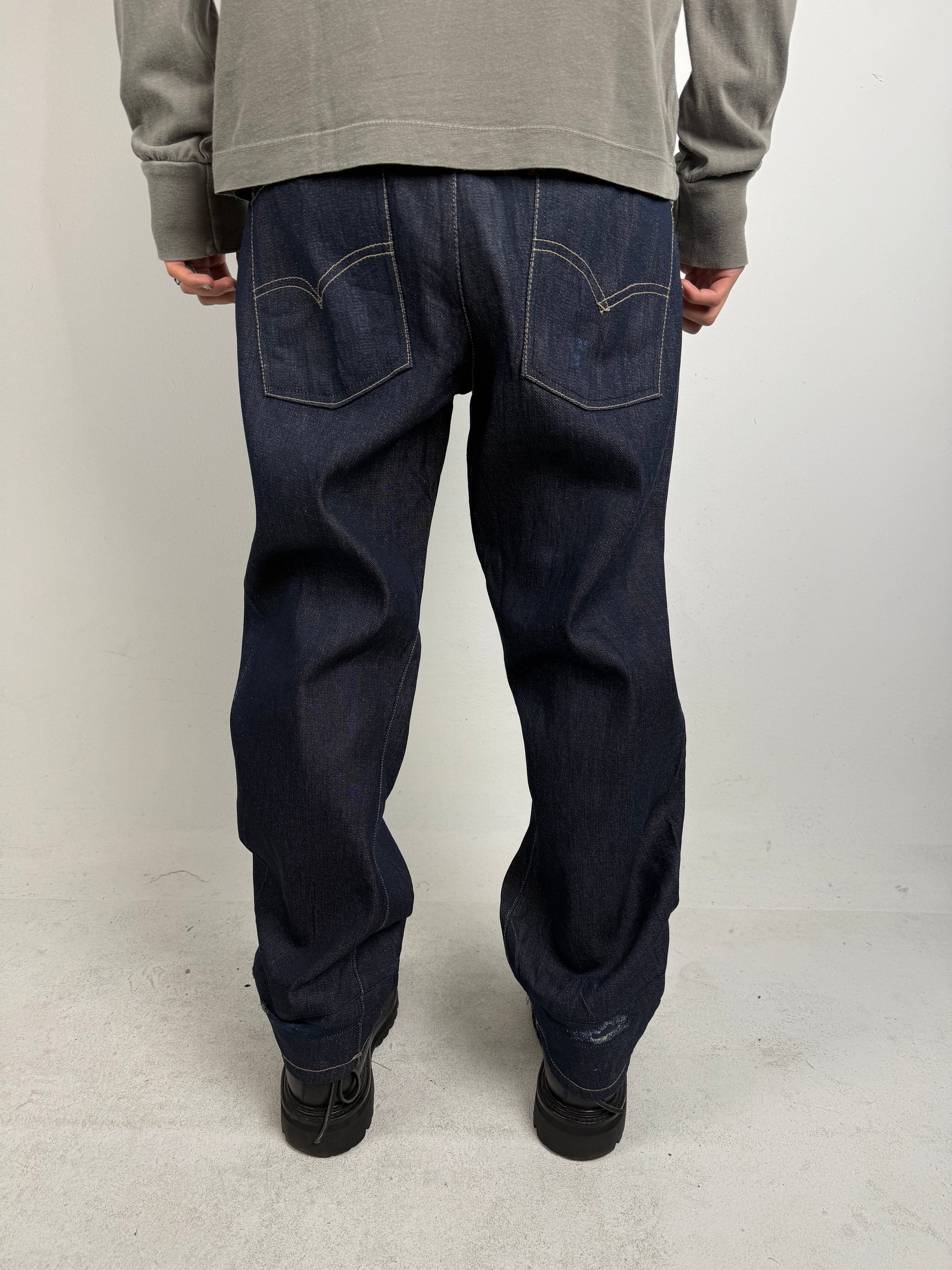 Eine dunkelblaue baggy Levi’s engineered denim jeans 