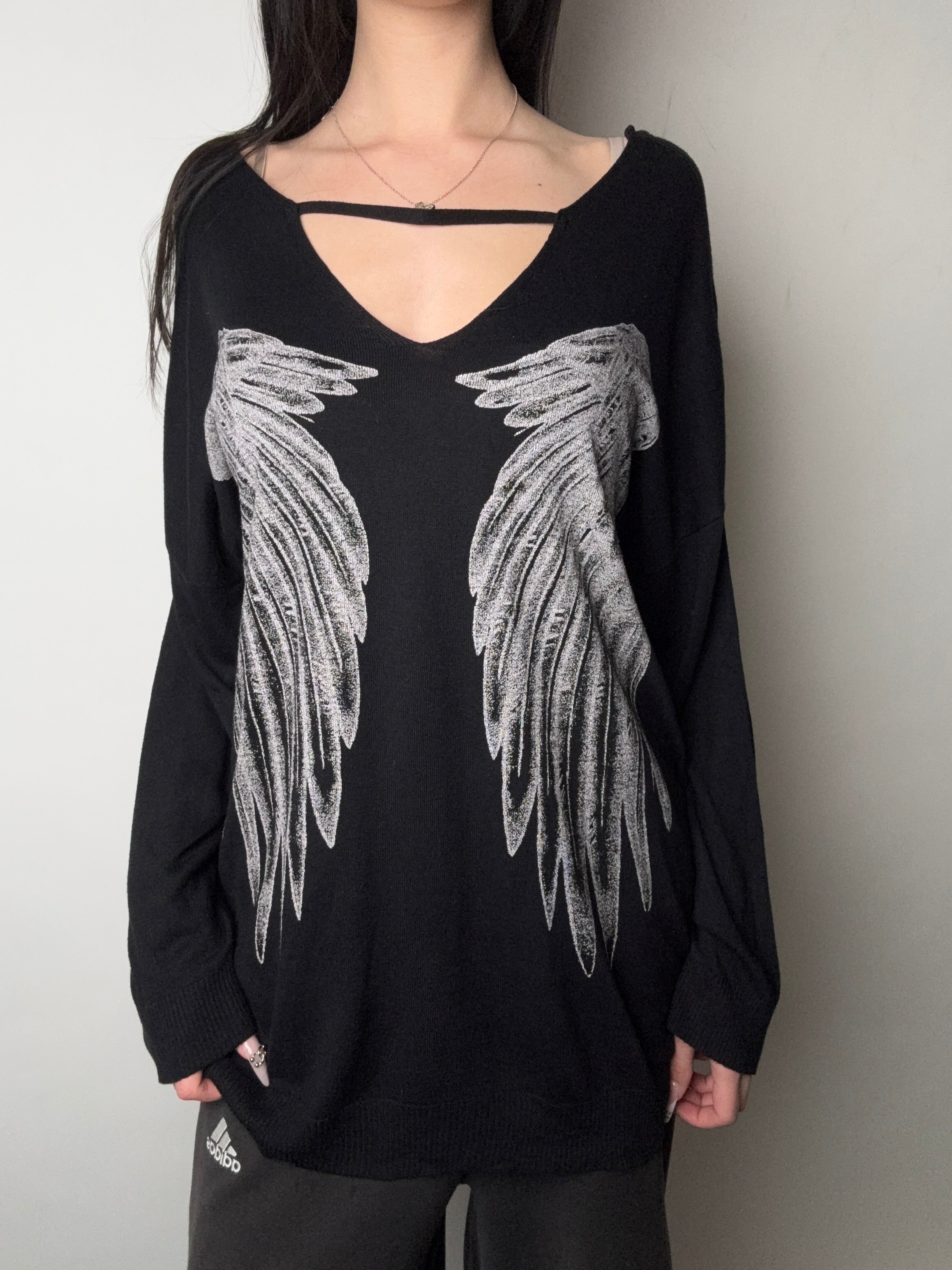 Tragebild von Vintage Oversized Wings Black Longsleeve von vorne