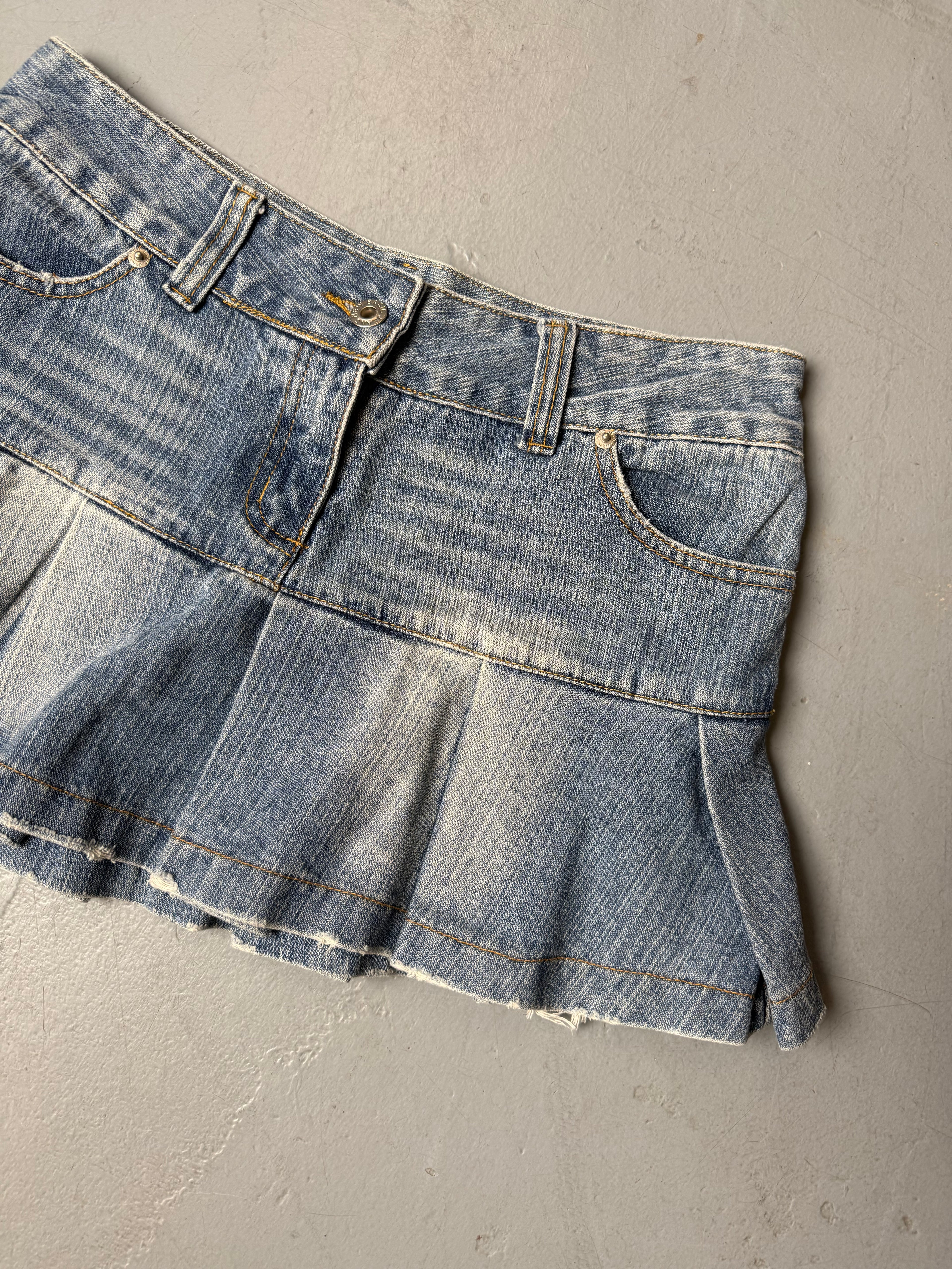 Vintage Pleated Denim Mini Skirt für Damen. Y2K Secondhand 2000s Fashion.