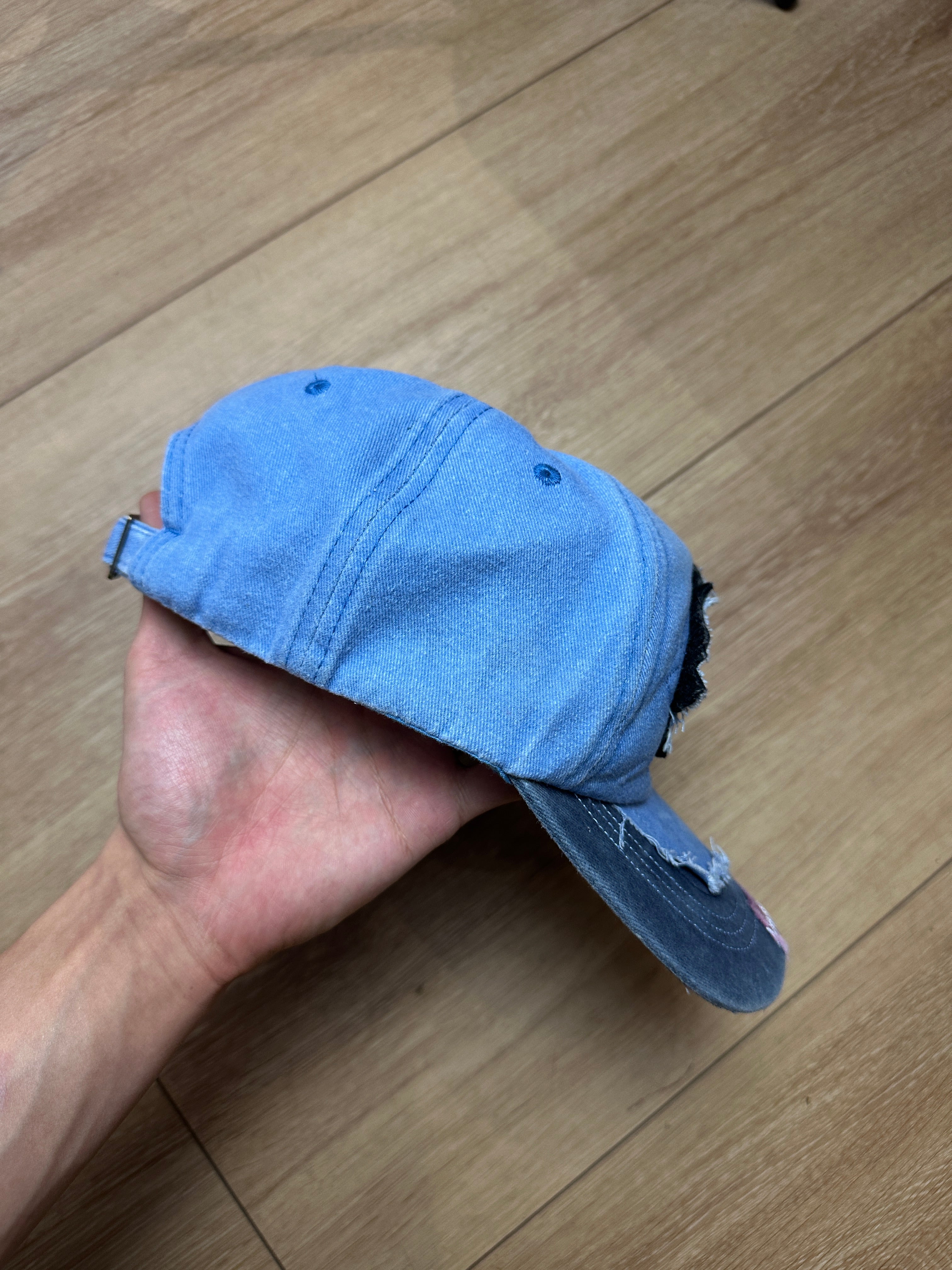 Detailbild von einer Vintage Blue Distressed Cap von der Seite