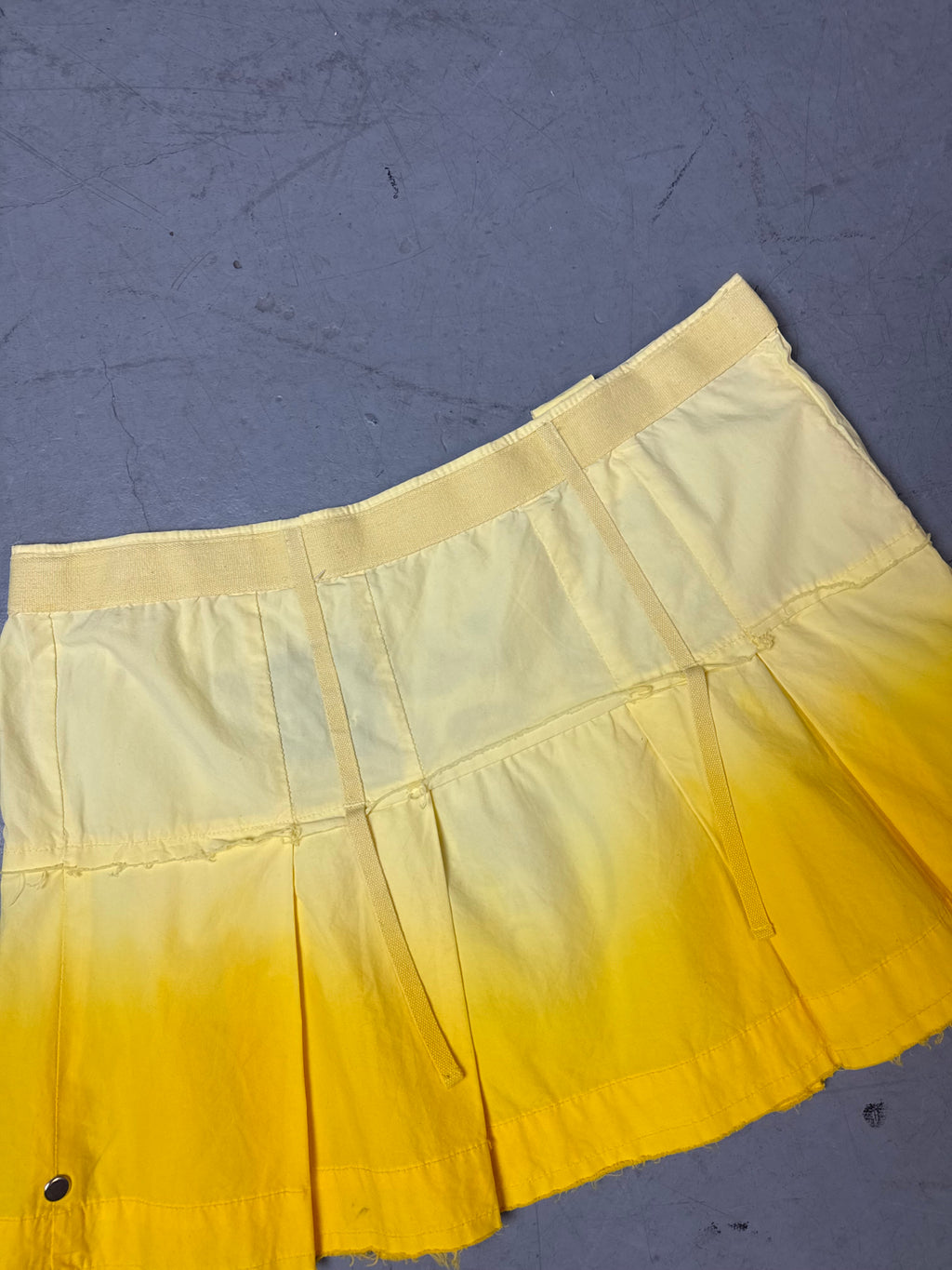 Ein gelber Mini skirt von Guru vintage Y2K 