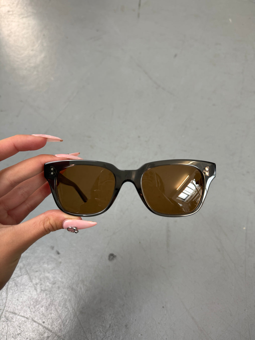 Dunkelgraue Sonnenbrille von Celine im cat eye look mit Glitzer details an den Bügeln 