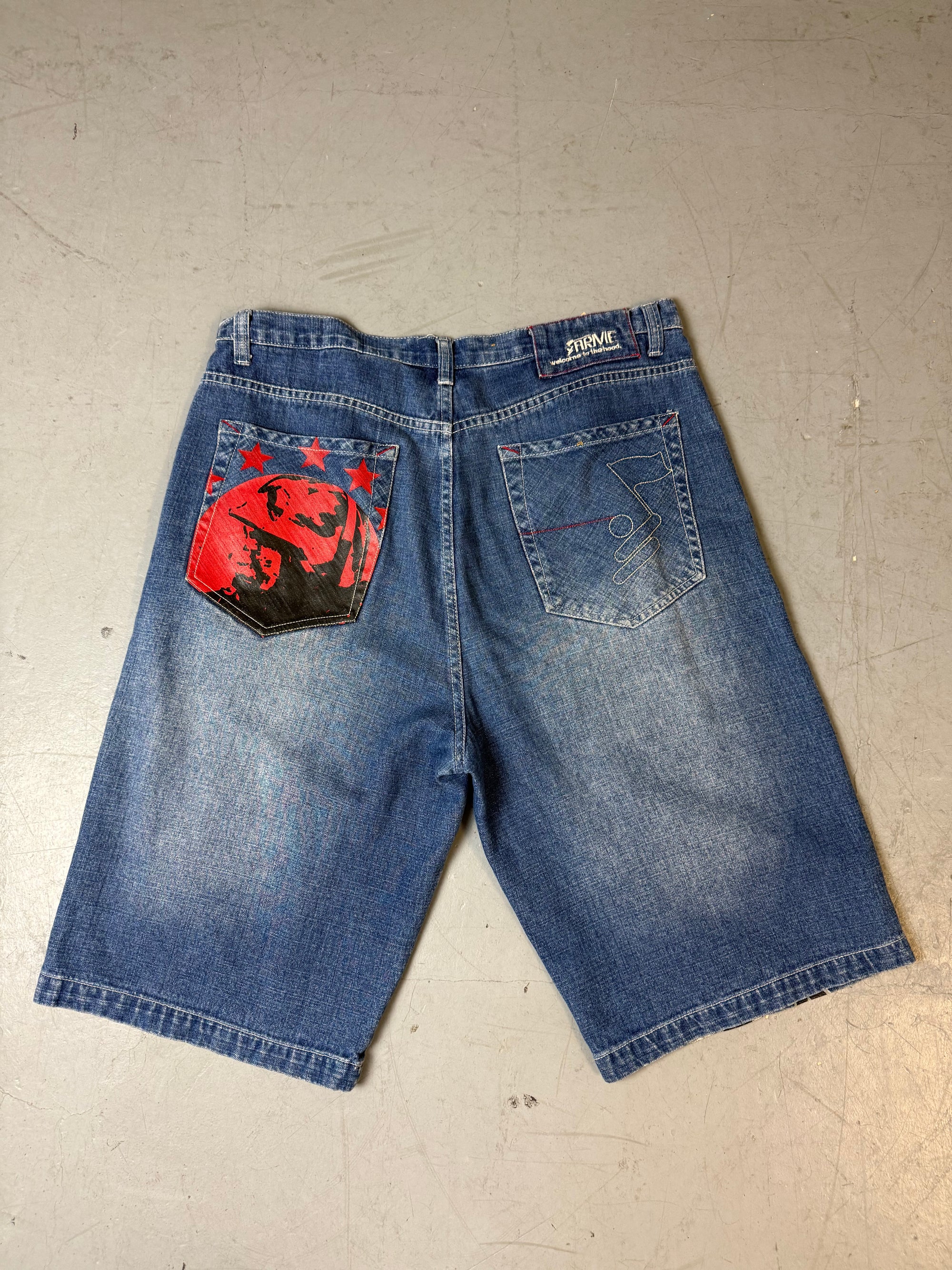 Eine blaue baggy denim shorts mit auffälligem Print in rot und schwarz 