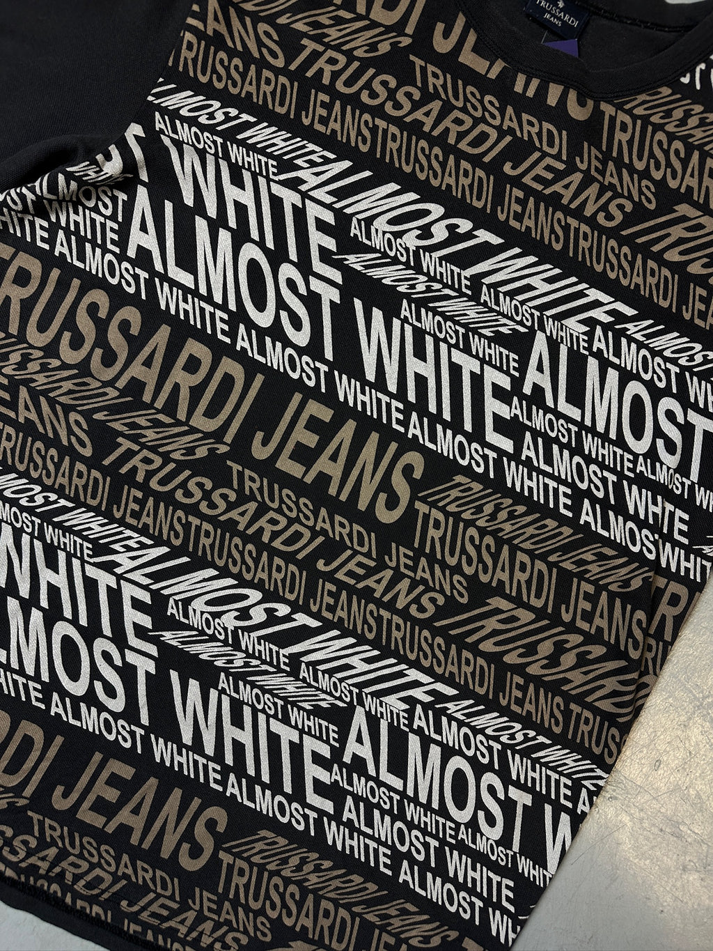 Detailliertes Produktbild von Printed Trussardi Tshirt vor grauer Wand  