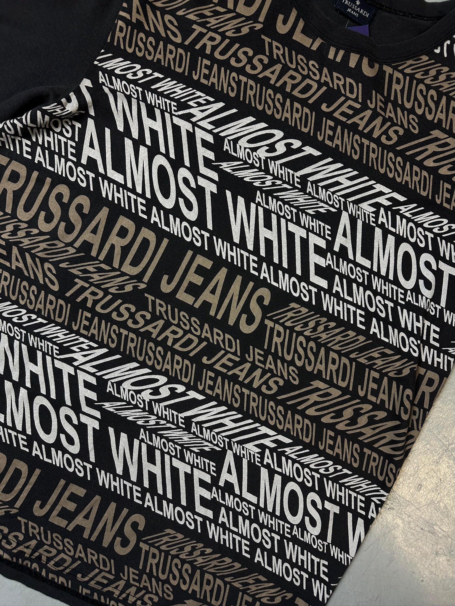 Detailliertes Produktbild von Printed Trussardi Tshirt vor grauer Wand  